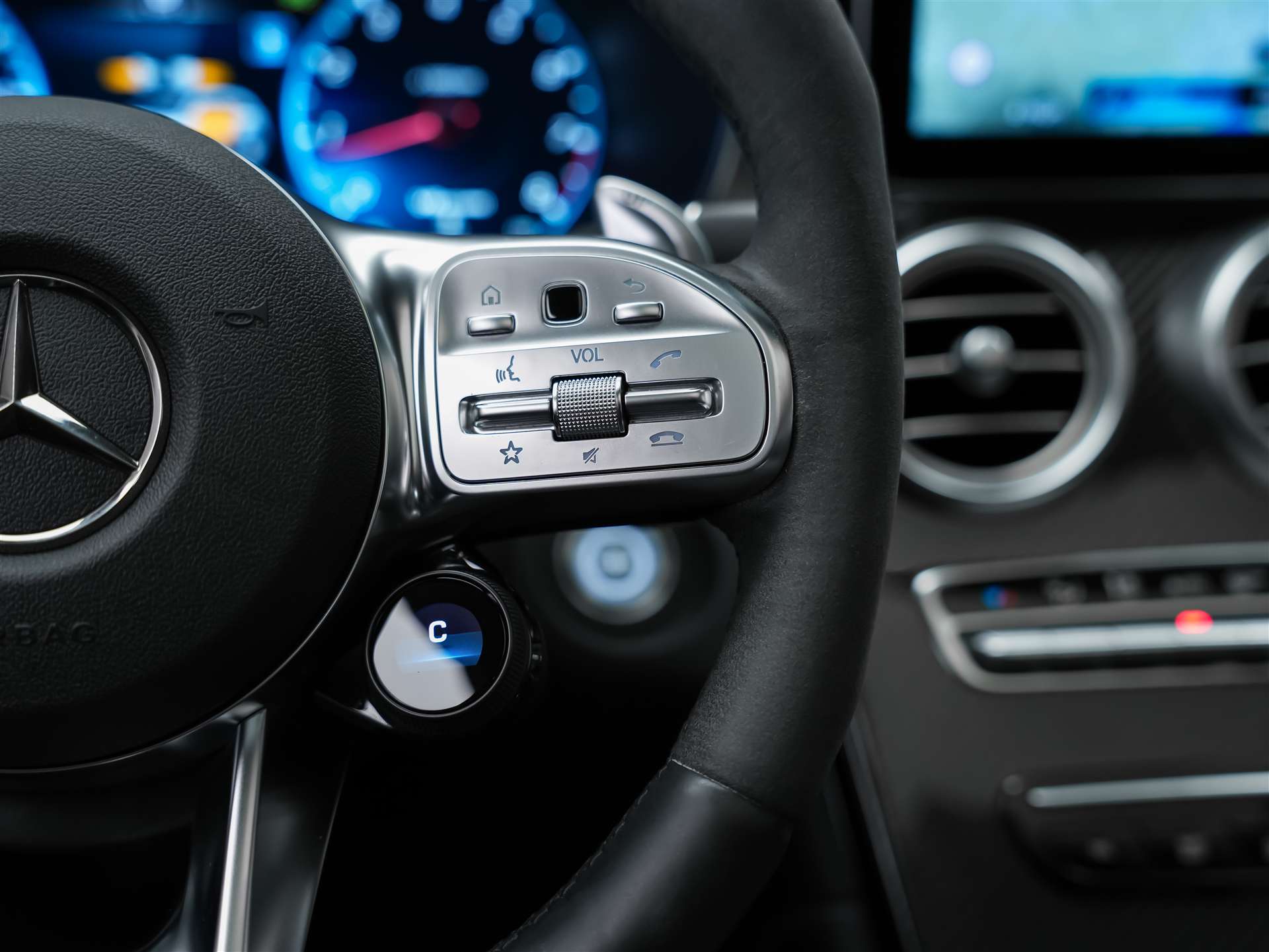 MERCEDES-BENZ GLC 63 S AMG 4Matic 9G-Tronic *CH Fahrzeug*Panorama*Sitzbelüftung*Head Up*-image-32