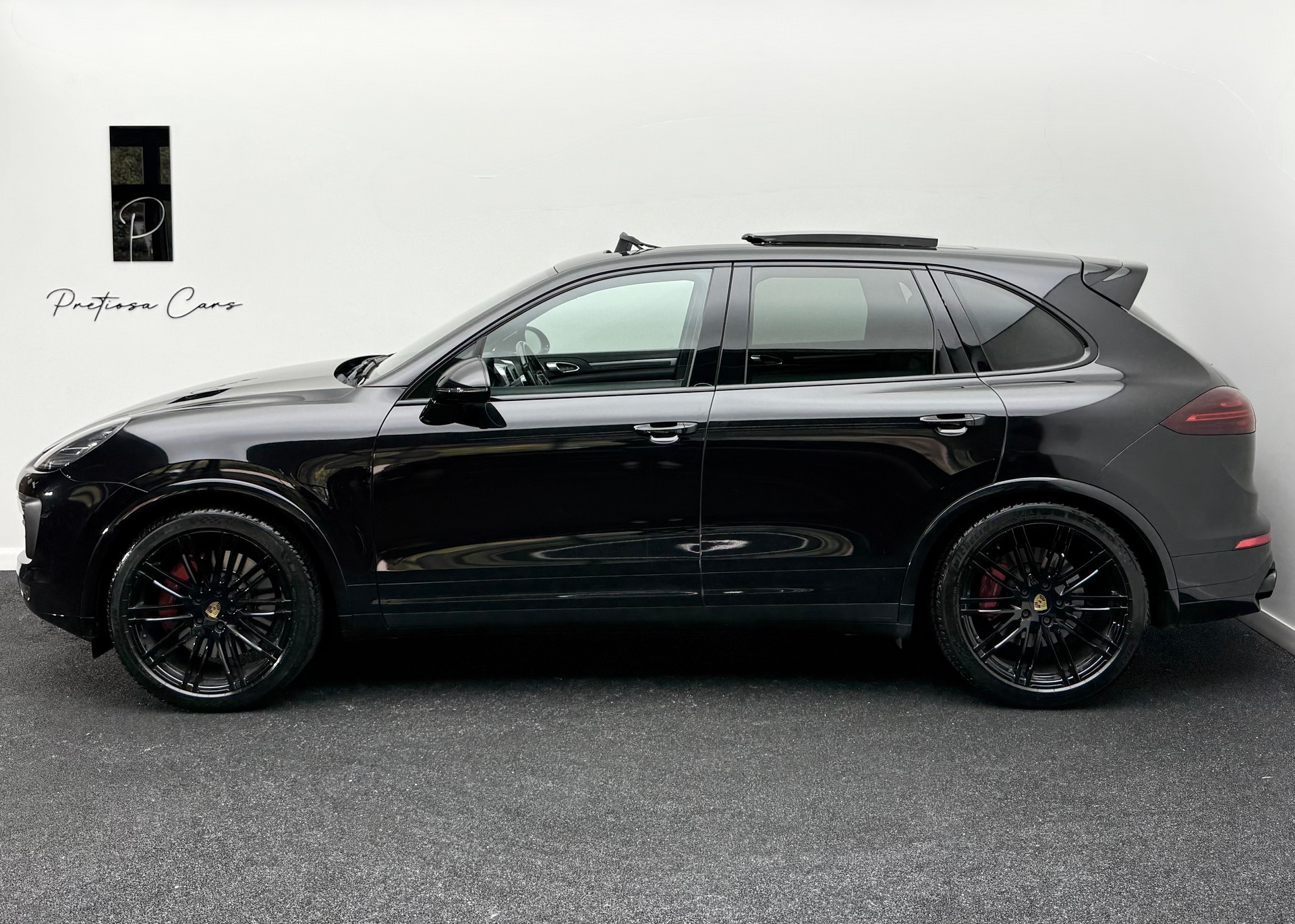 PORSCHE Cayenne Turbo-showroom-element-3