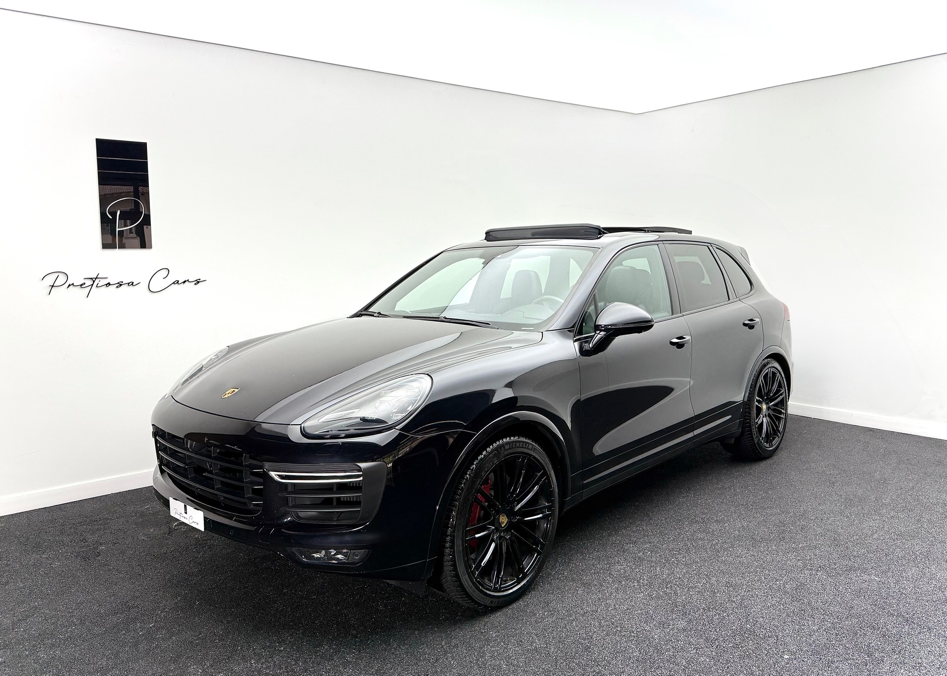 PORSCHE Cayenne Turbo-showroom-element-1