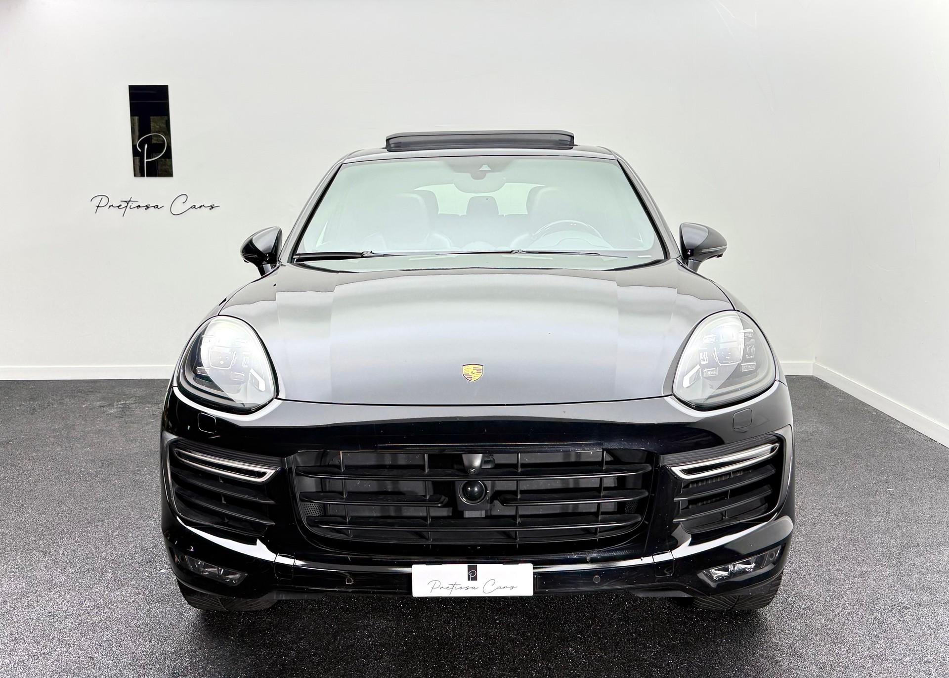 PORSCHE Cayenne Turbo-showroom-element-2