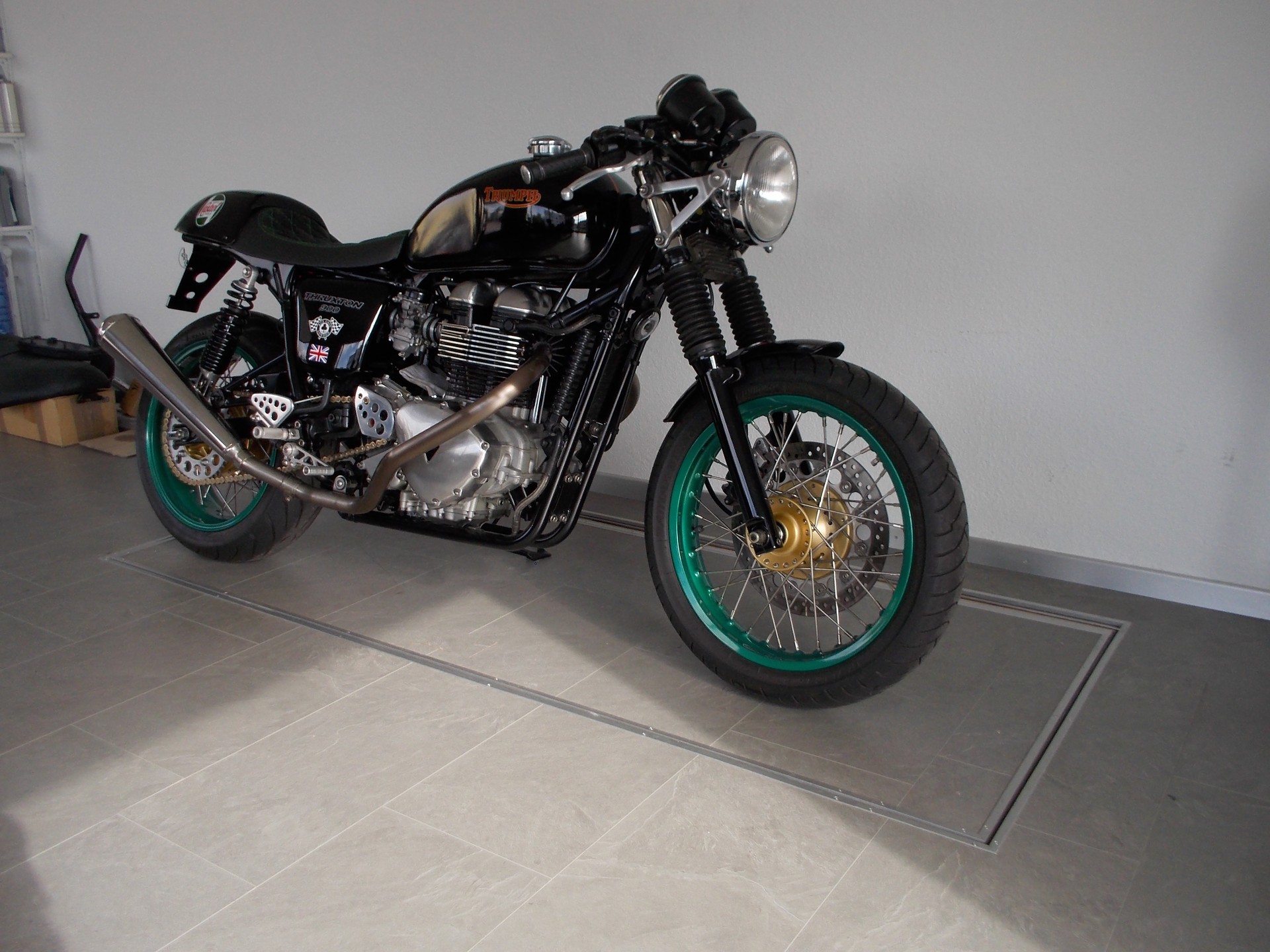 TRIUMPH Thruxton 900-image-1