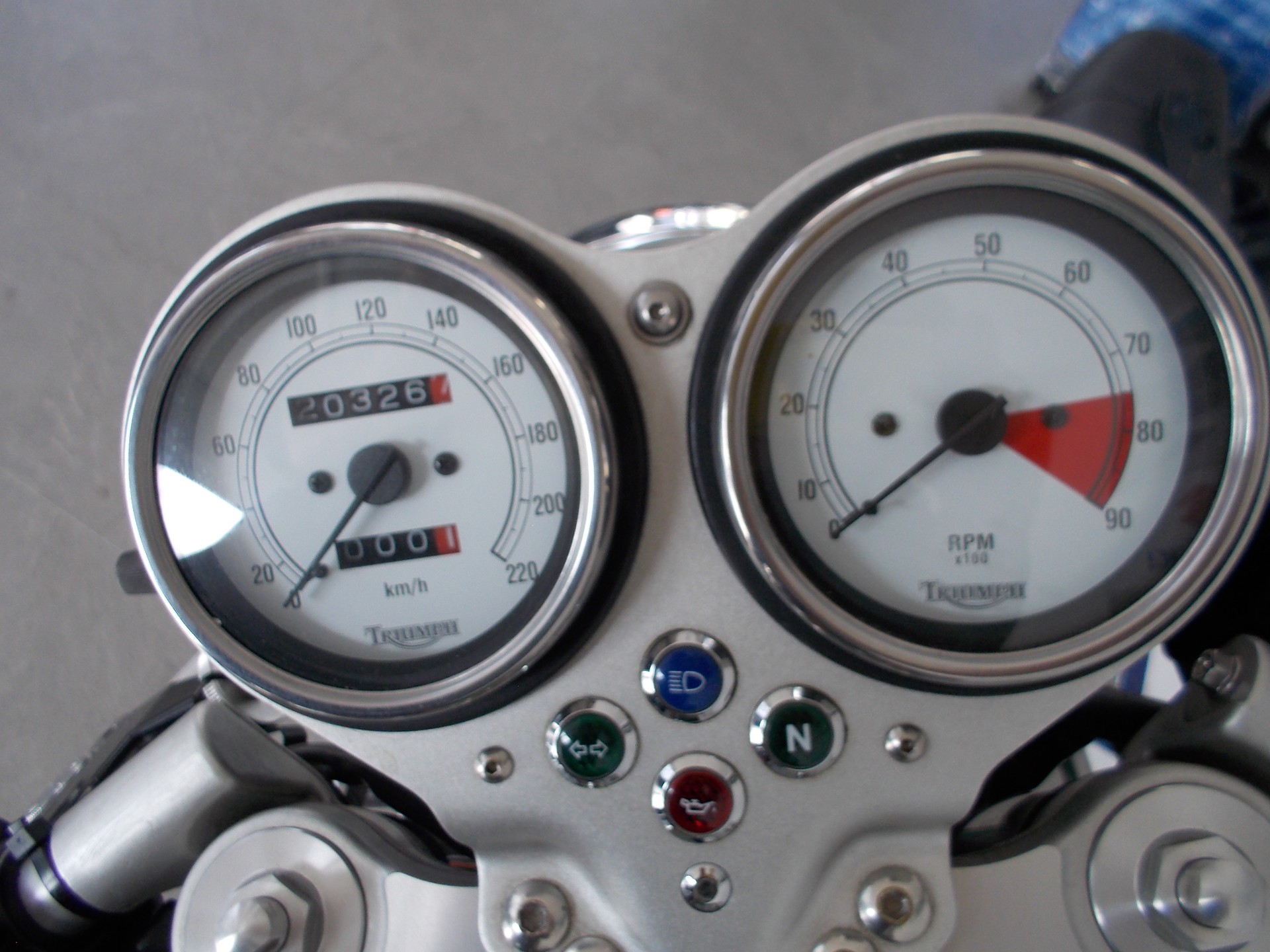 TRIUMPH Thruxton 900-image-5