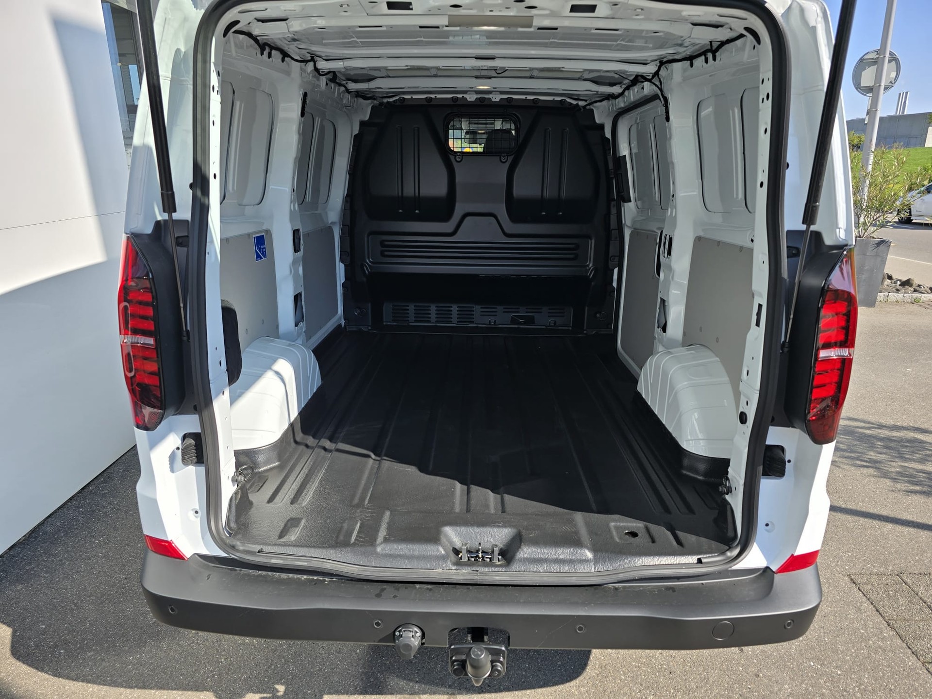 VW Transporter 2.0 TDI Automat-image-5
