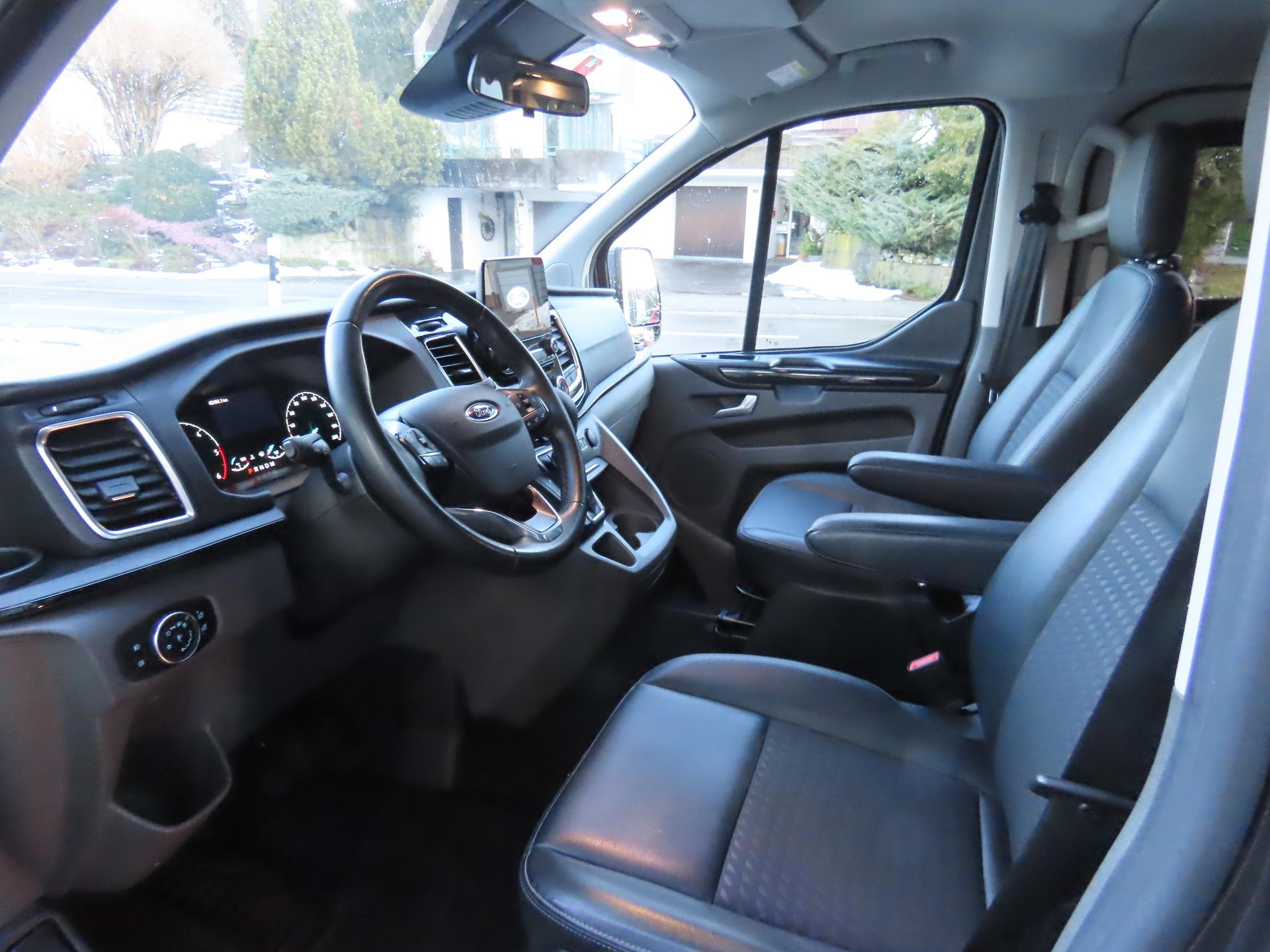 FORD Tourneo C Bus 320 L1 2.0 TDCi 185 Sport-image-6