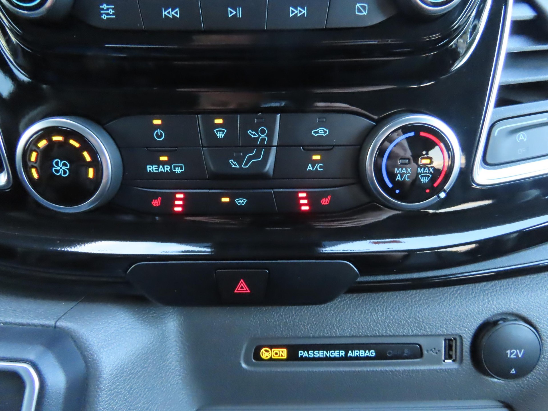 FORD Tourneo C Bus 320 L1 2.0 TDCi 185 Sport-image-14