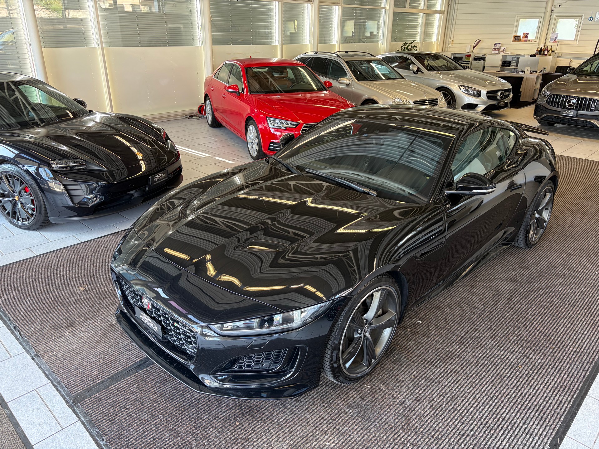 JAGUAR F-Type Coupé 2.0 I4 R-Dynamic Automatik | Panorama Glas | ALL BLACK | Heckspoiler |-image-30