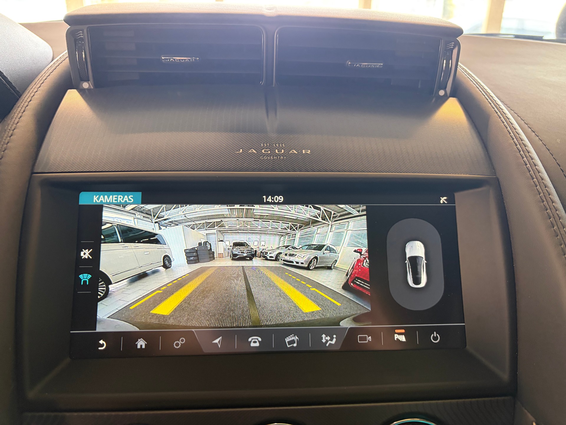 JAGUAR F-Type Coupé 2.0 I4 R-Dynamic Automatik | Panorama Glas | ALL BLACK | Heckspoiler |-image-14