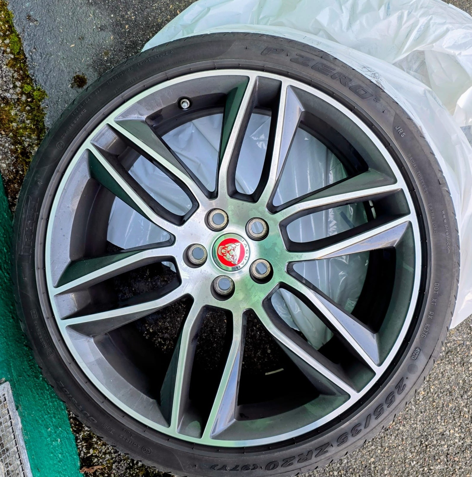 JAGUAR F-Type Coupé 2.0 I4 R-Dynamic Automatik | Panorama Glas | ALL BLACK | Heckspoiler |-image-31