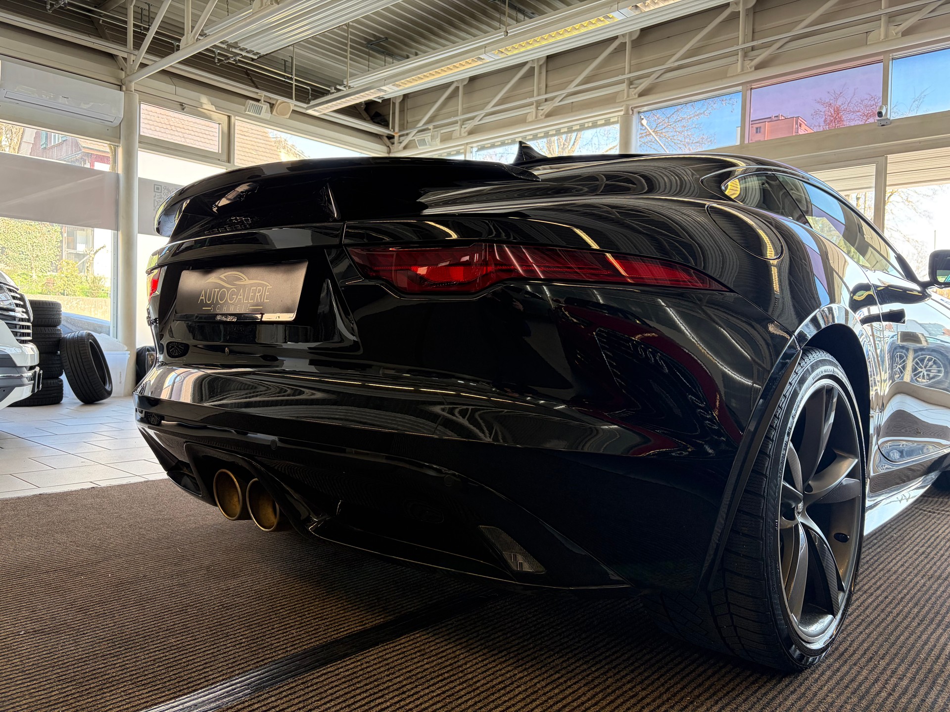 JAGUAR F-Type Coupé 2.0 I4 R-Dynamic Automatik | Panorama Glas | ALL BLACK | Heckspoiler |-image-23