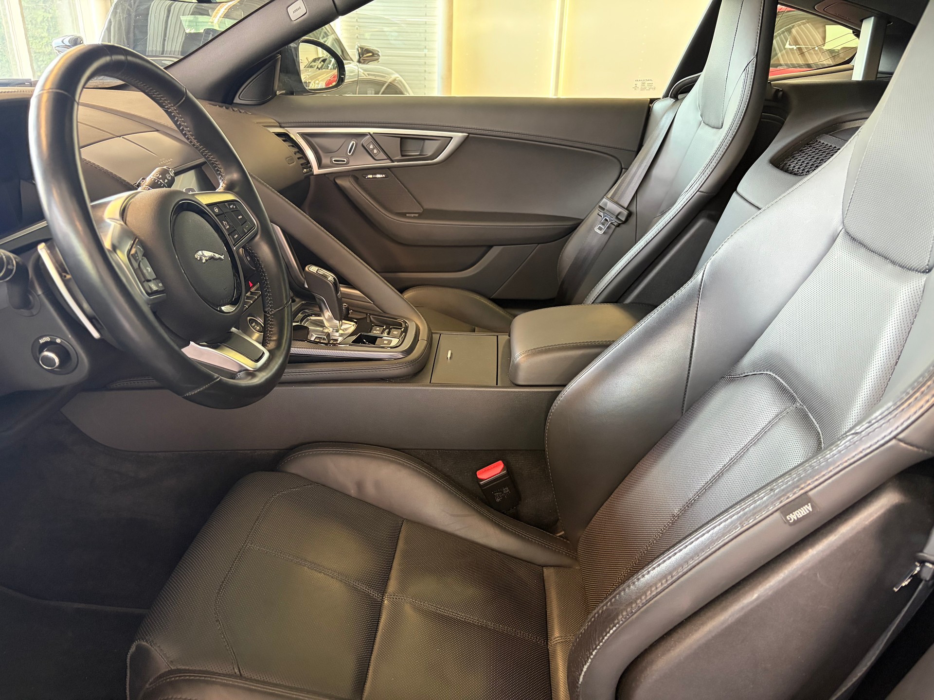 JAGUAR F-Type Coupé 2.0 I4 R-Dynamic Automatik | Panorama Glas | ALL BLACK | Heckspoiler |-image-11