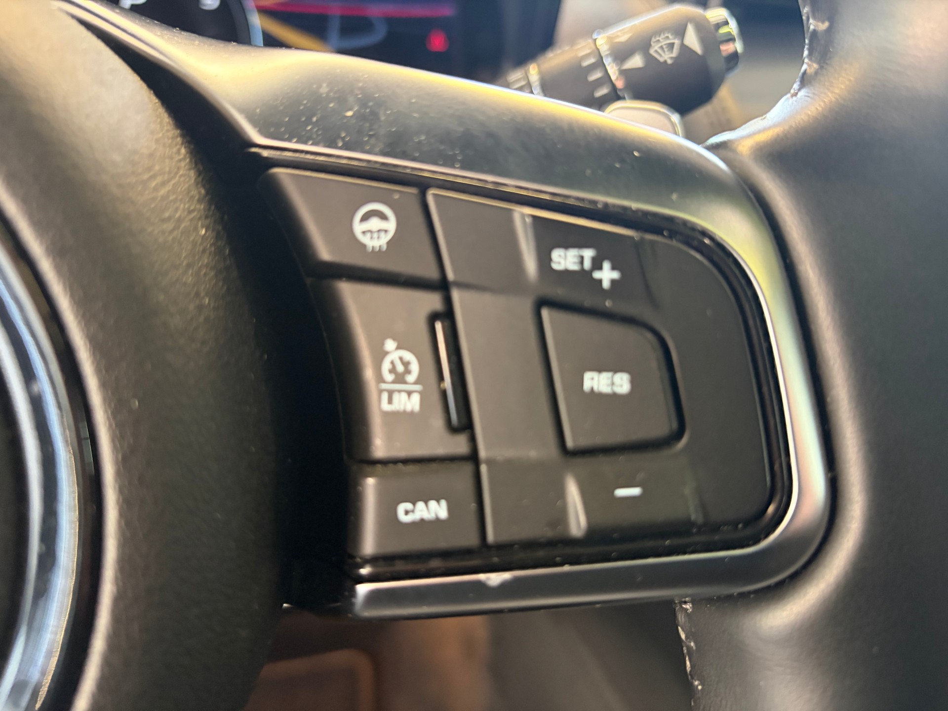 JAGUAR F-Type Coupé 2.0 I4 R-Dynamic Automatik | Panorama Glas | ALL BLACK | Heckspoiler |-image-16