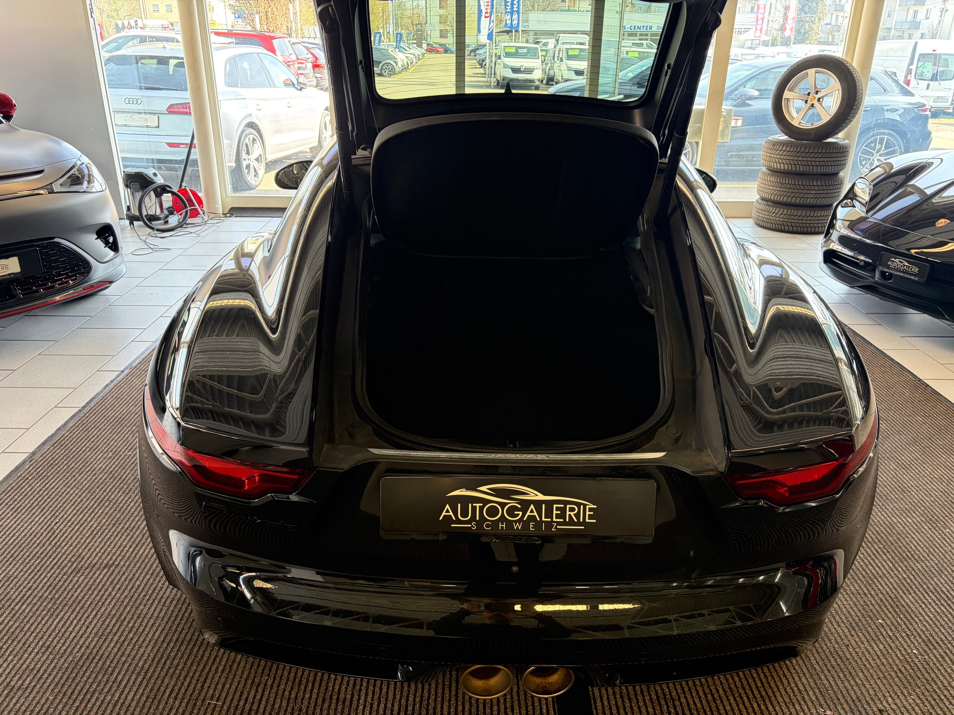 JAGUAR F-Type Coupé 2.0 I4 R-Dynamic Automatik | Panorama Glas | ALL BLACK | Heckspoiler |-image-21