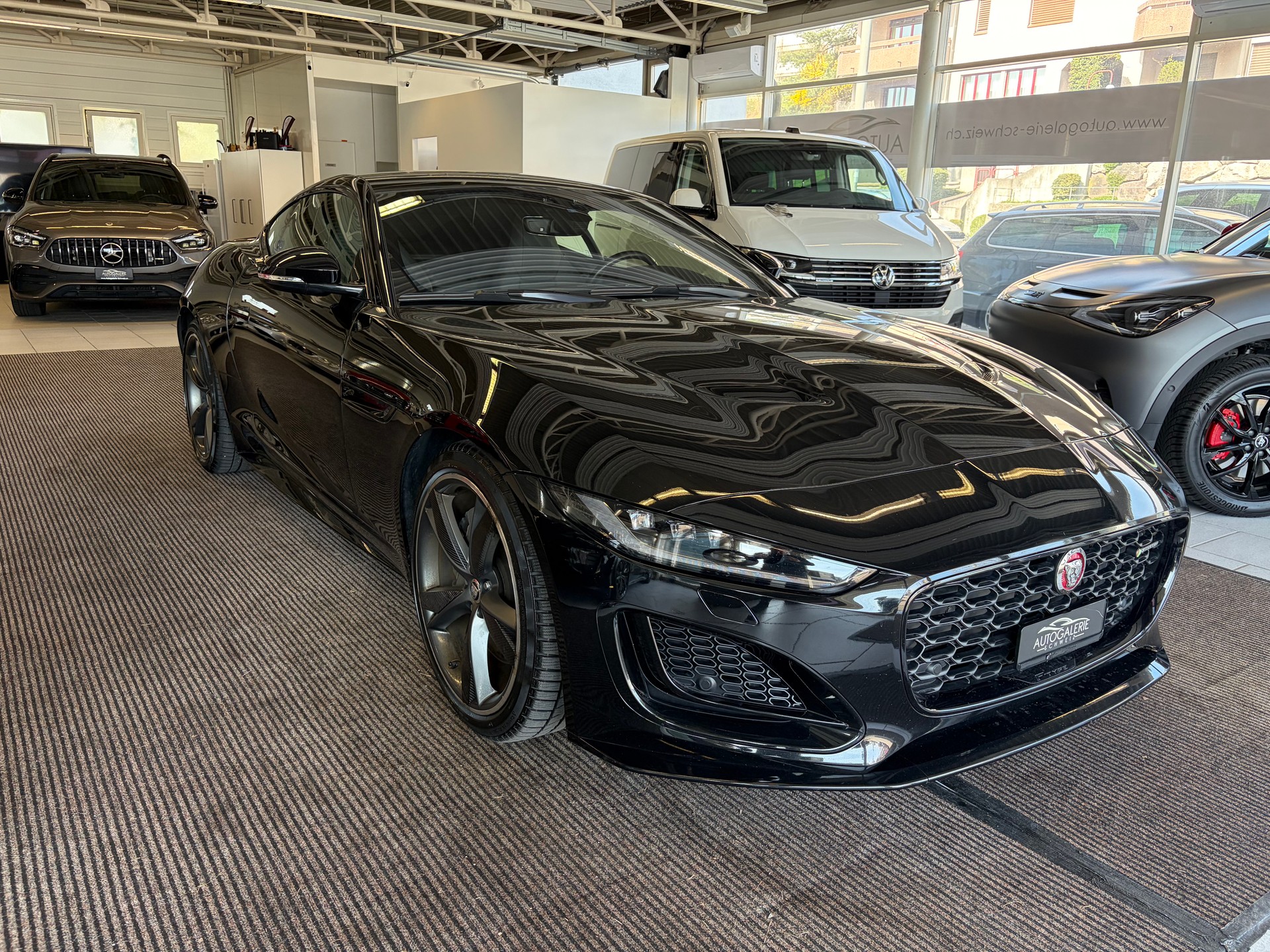 JAGUAR F-Type Coupé 2.0 I4 R-Dynamic Automatik | Panorama Glas | ALL BLACK | Heckspoiler |-image-28