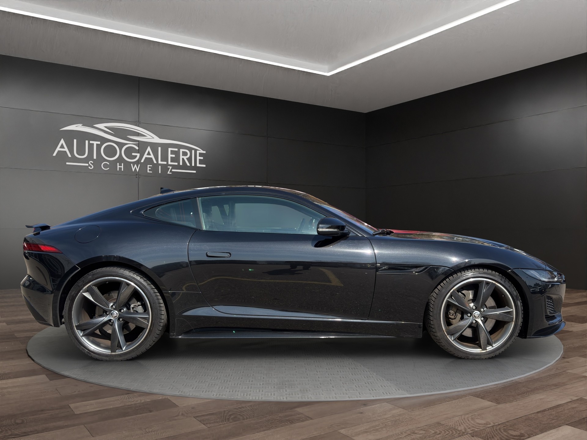 JAGUAR F-Type Coupé 2.0 I4 R-Dynamic Automatik | Panorama Glas | ALL BLACK | Heckspoiler |-image-5