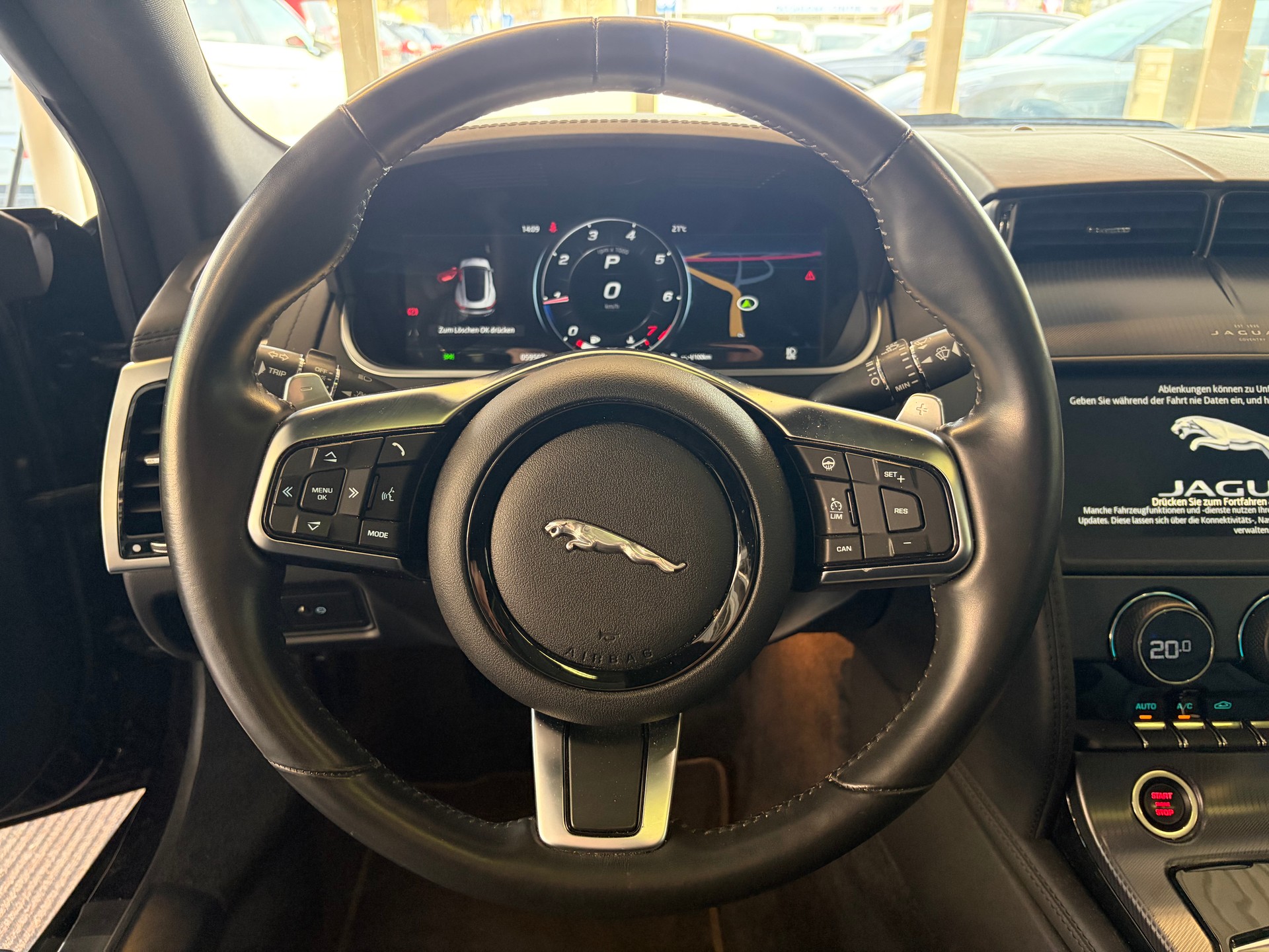 JAGUAR F-Type Coupé 2.0 I4 R-Dynamic Automatik | Panorama Glas | ALL BLACK | Heckspoiler |-image-15