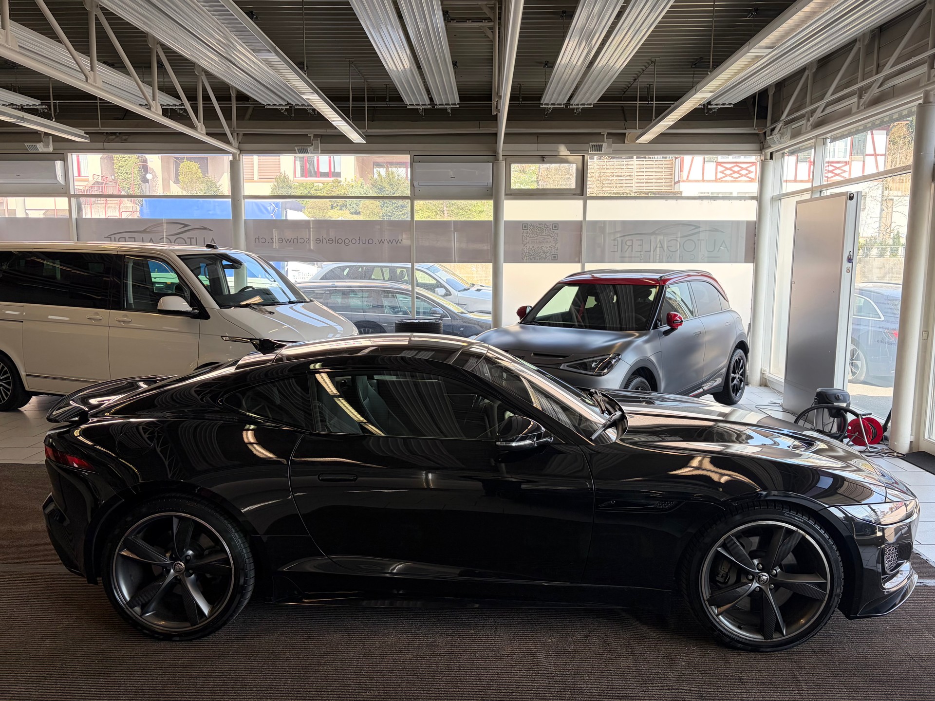JAGUAR F-Type Coupé 2.0 I4 R-Dynamic Automatik | Panorama Glas | ALL BLACK | Heckspoiler |-image-25