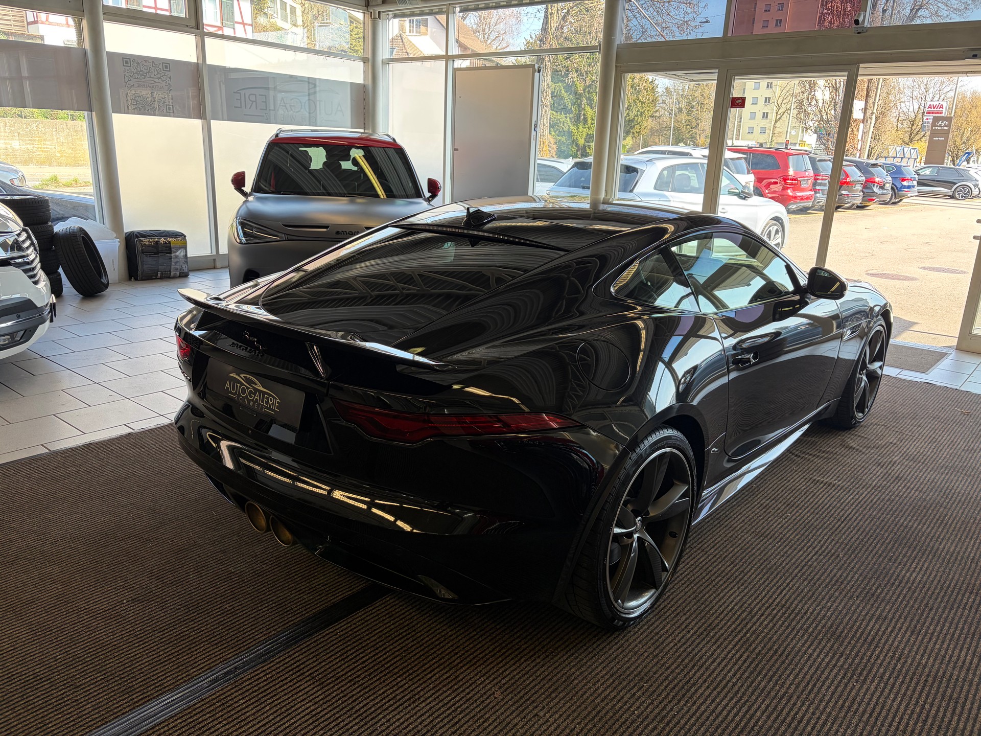 JAGUAR F-Type Coupé 2.0 I4 R-Dynamic Automatik | Panorama Glas | ALL BLACK | Heckspoiler |-image-24