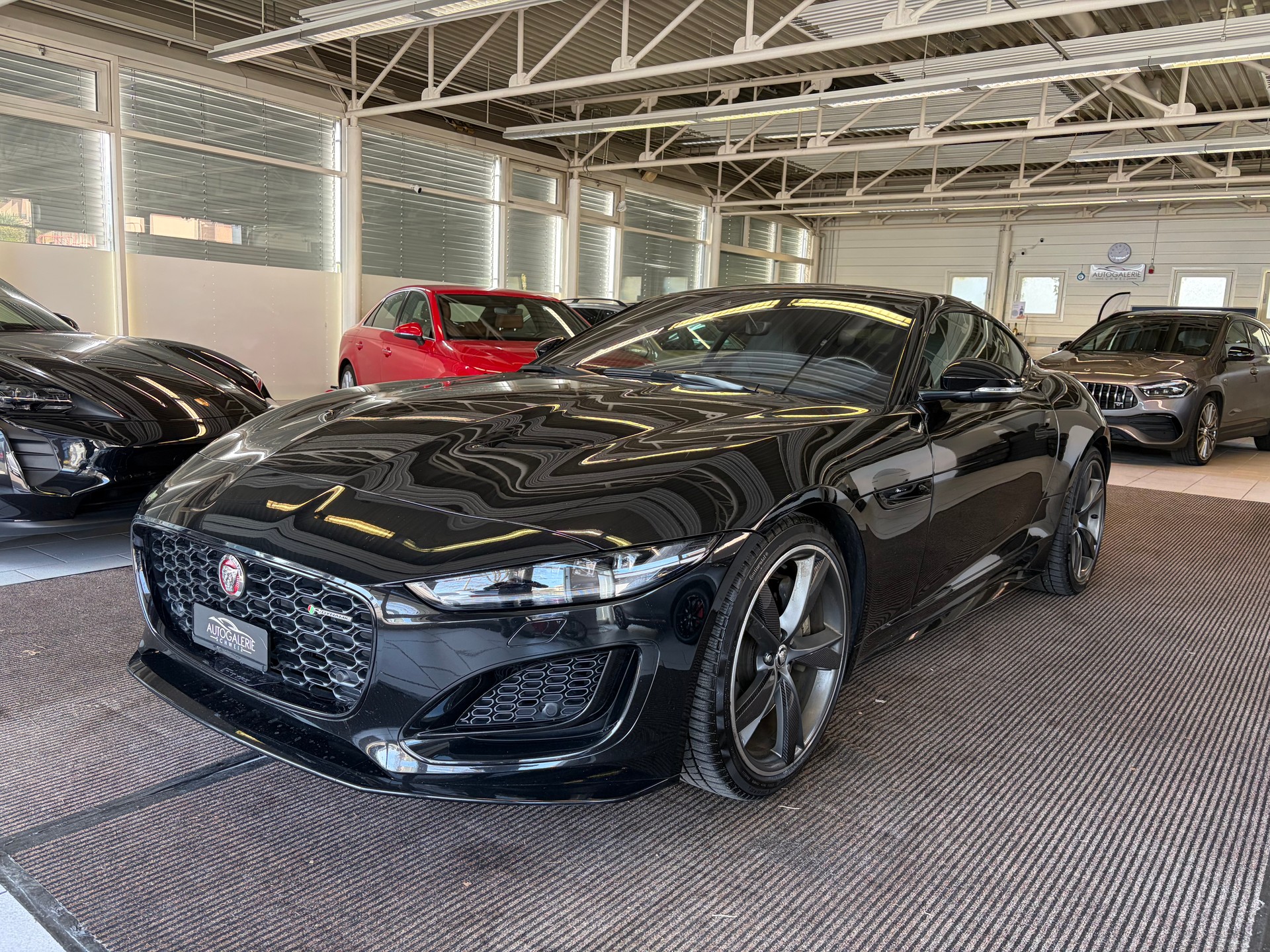 JAGUAR F-Type Coupé 2.0 I4 R-Dynamic Automatik | Panorama Glas | ALL BLACK | Heckspoiler |-image-8