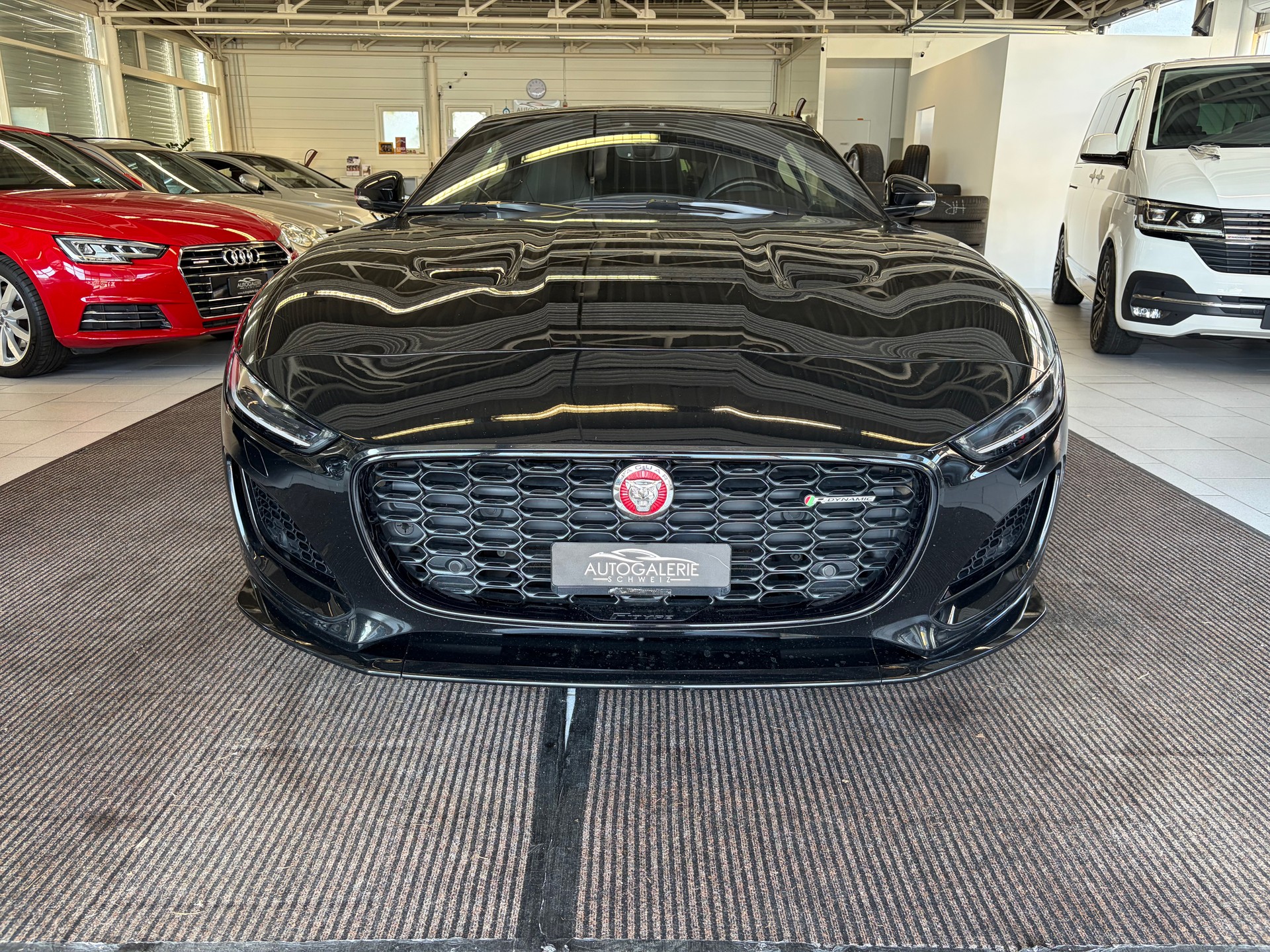 JAGUAR F-Type Coupé 2.0 I4 R-Dynamic Automatik | Panorama Glas | ALL BLACK | Heckspoiler |-image-29