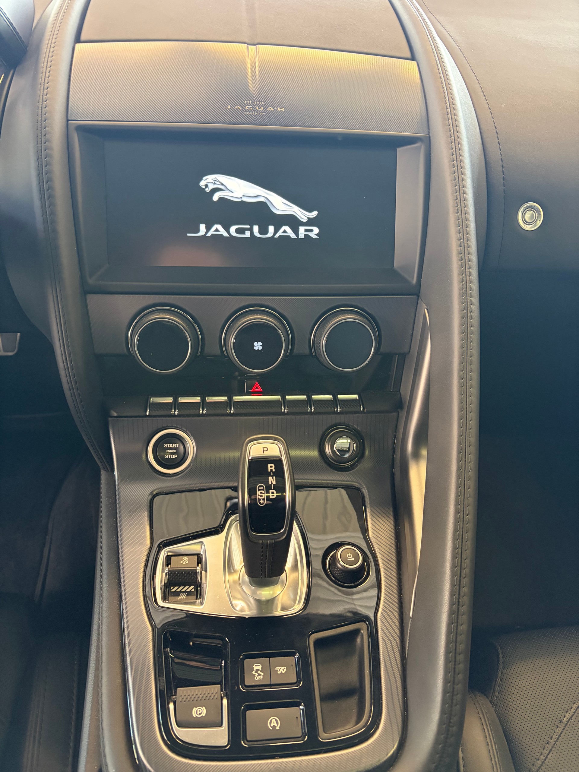 JAGUAR F-Type Coupé 2.0 I4 R-Dynamic Automatik | Panorama Glas | ALL BLACK | Heckspoiler |-image-13
