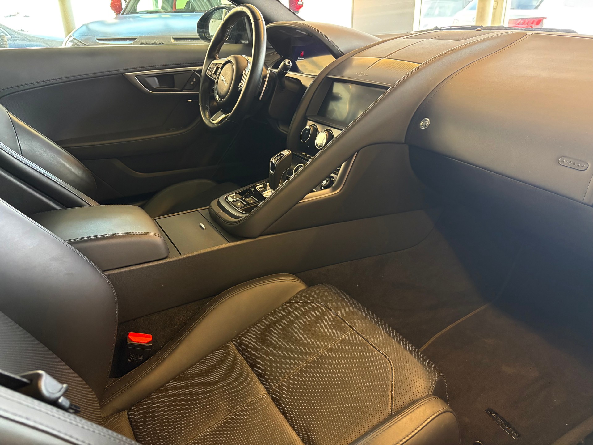 JAGUAR F-Type Coupé 2.0 I4 R-Dynamic Automatik | Panorama Glas | ALL BLACK | Heckspoiler |-image-26