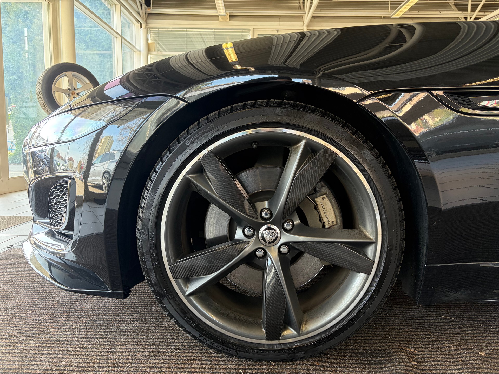 JAGUAR F-Type Coupé 2.0 I4 R-Dynamic Automatik | Panorama Glas | ALL BLACK | Heckspoiler |-image-9
