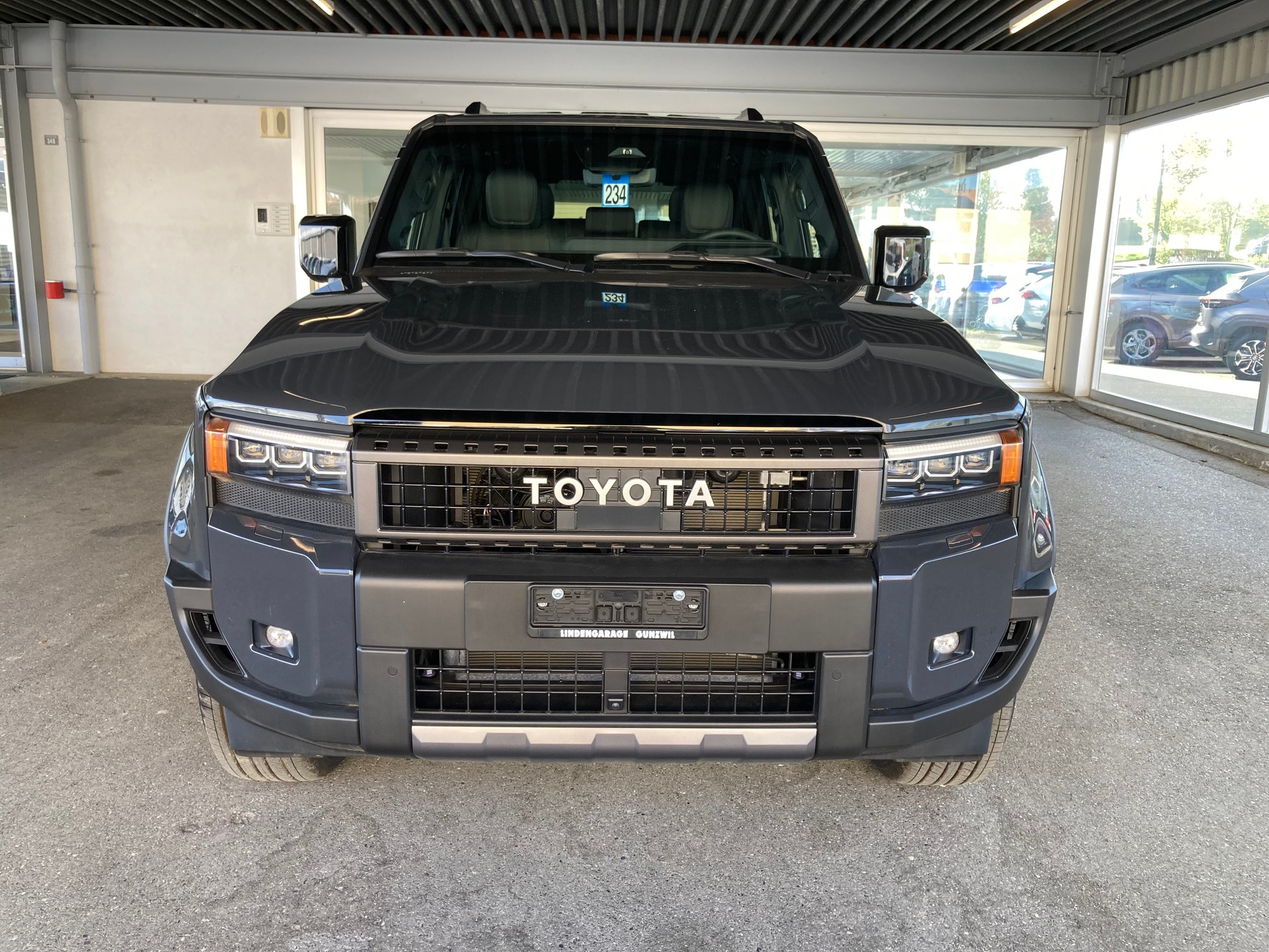 TOYOTA Land Cruiser 2.8TD Invincible-image-1