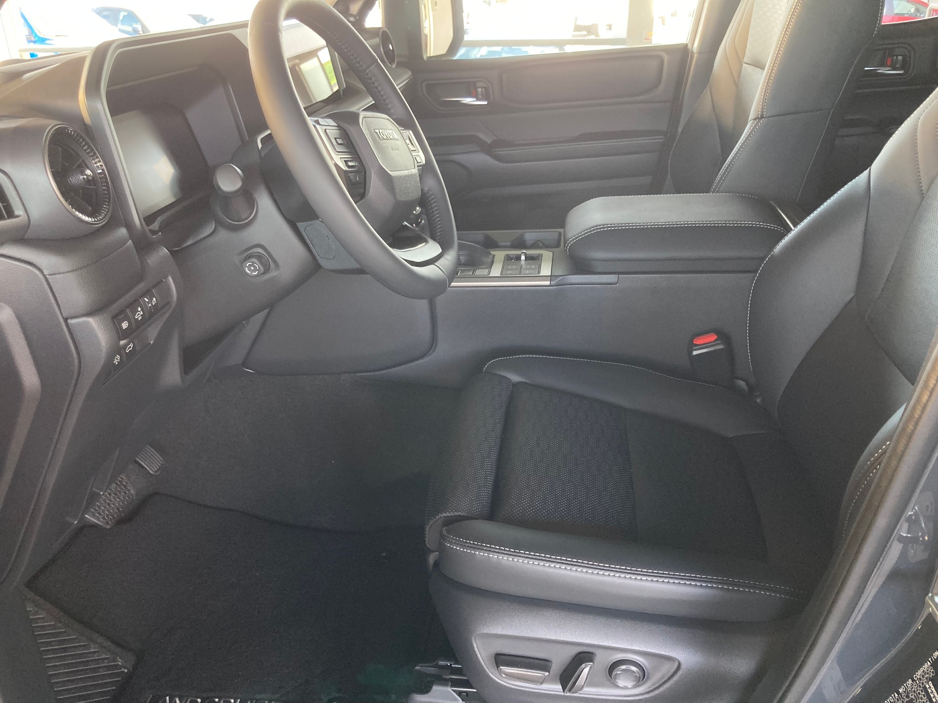 TOYOTA Land Cruiser 2.8TD Invincible-image-9