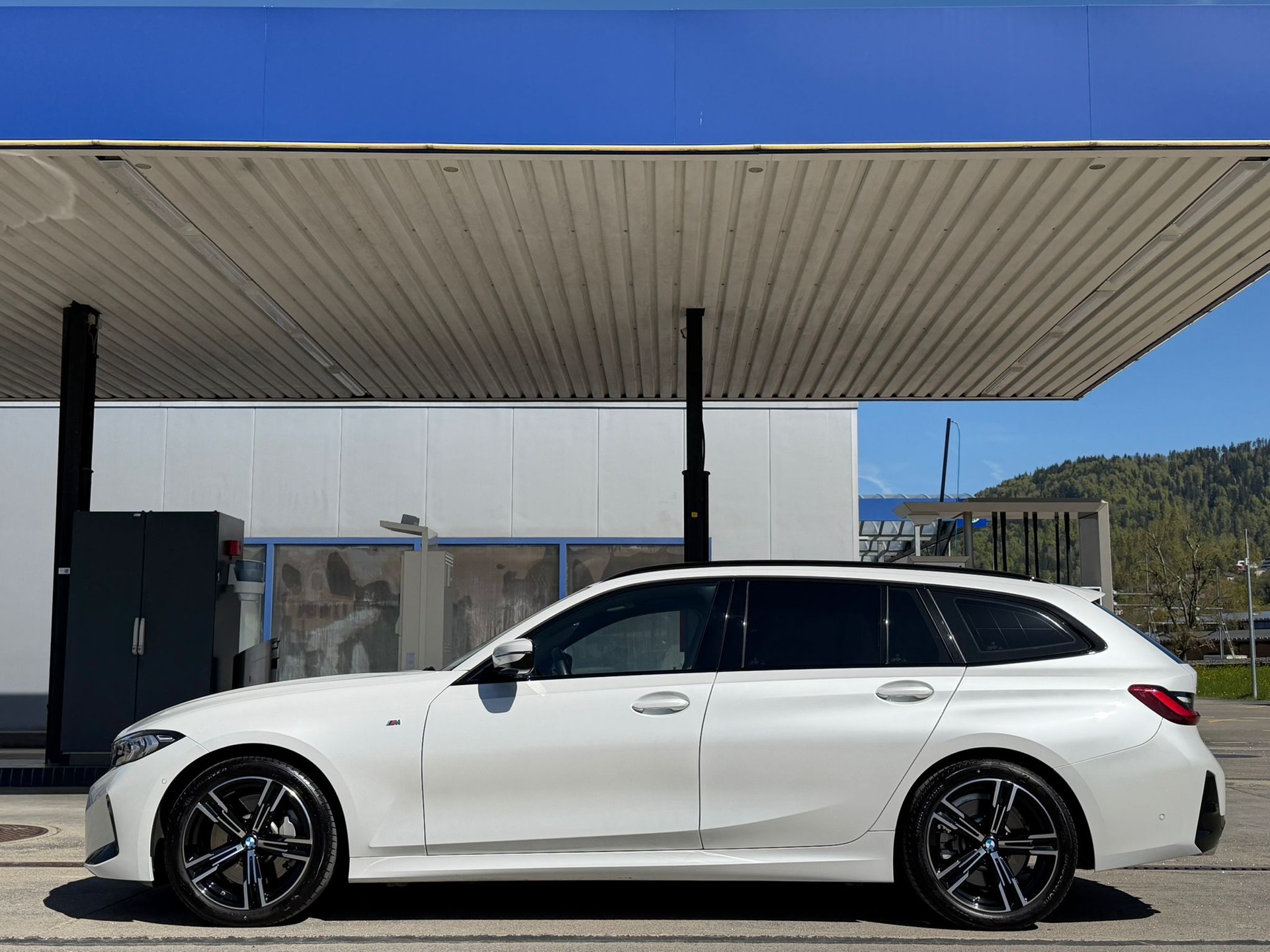BMW 330i Touring xDrive Steptronic M Sport *Elektr. Anhängerkupplung***Shadow-Line**Live Cockpit**245PS**Modell 2025*-image-4