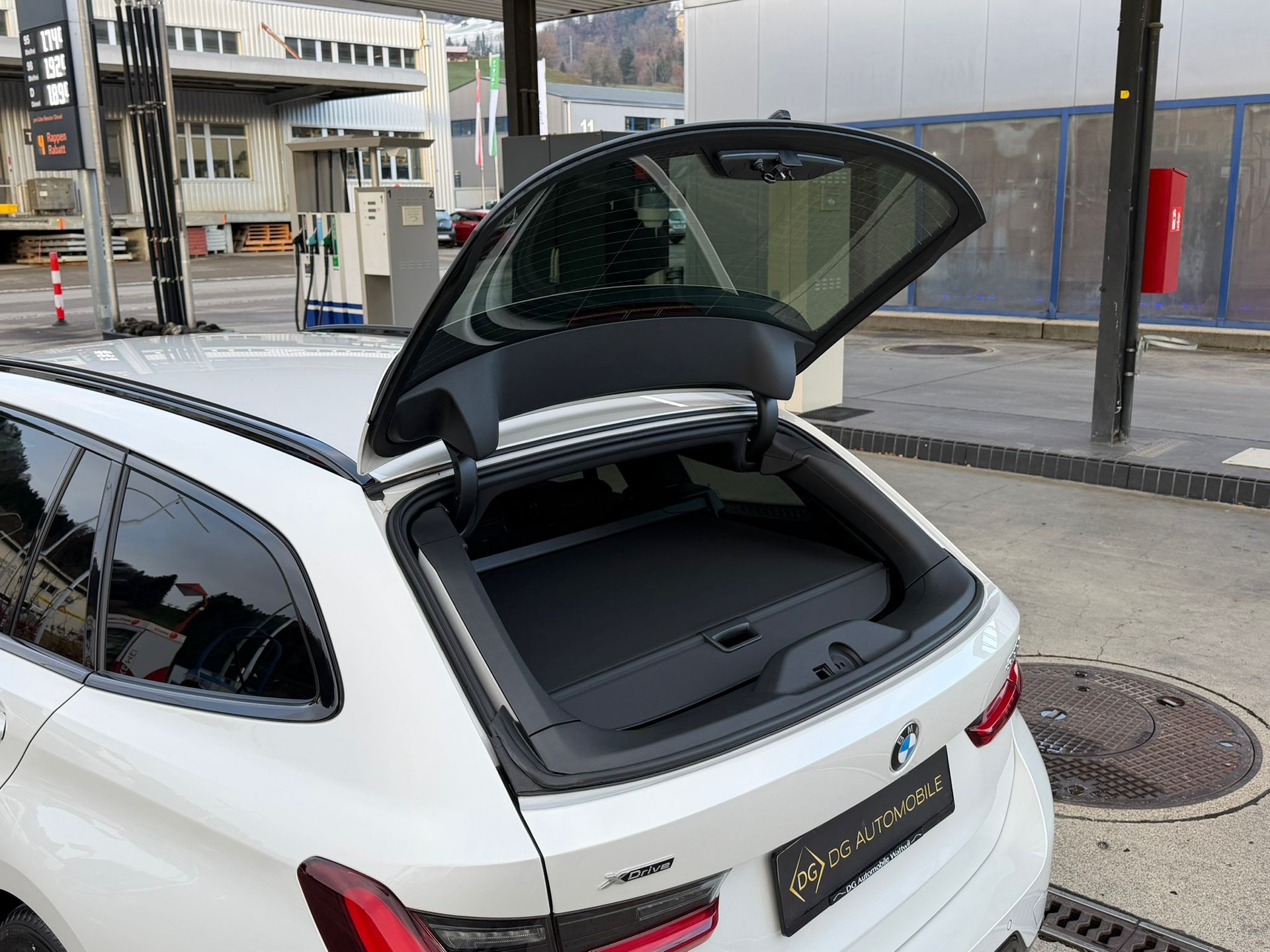 BMW 330i Touring xDrive Steptronic M Sport *Elektr. Anhängerkupplung***Shadow-Line**Live Cockpit**245PS**Modell 2025*-image-7