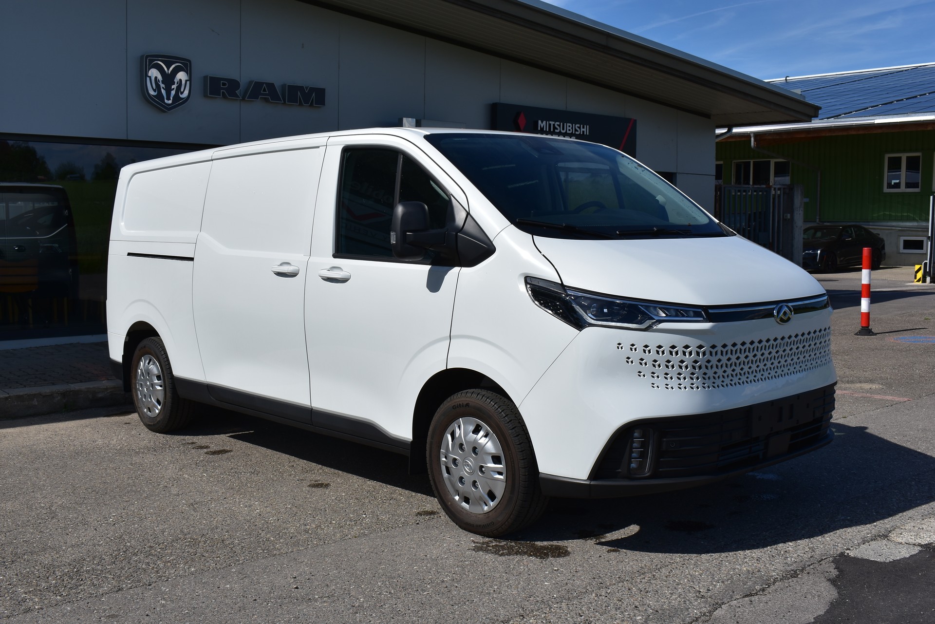 MAXUS eDeliver 7 L2 77kWh-image-1