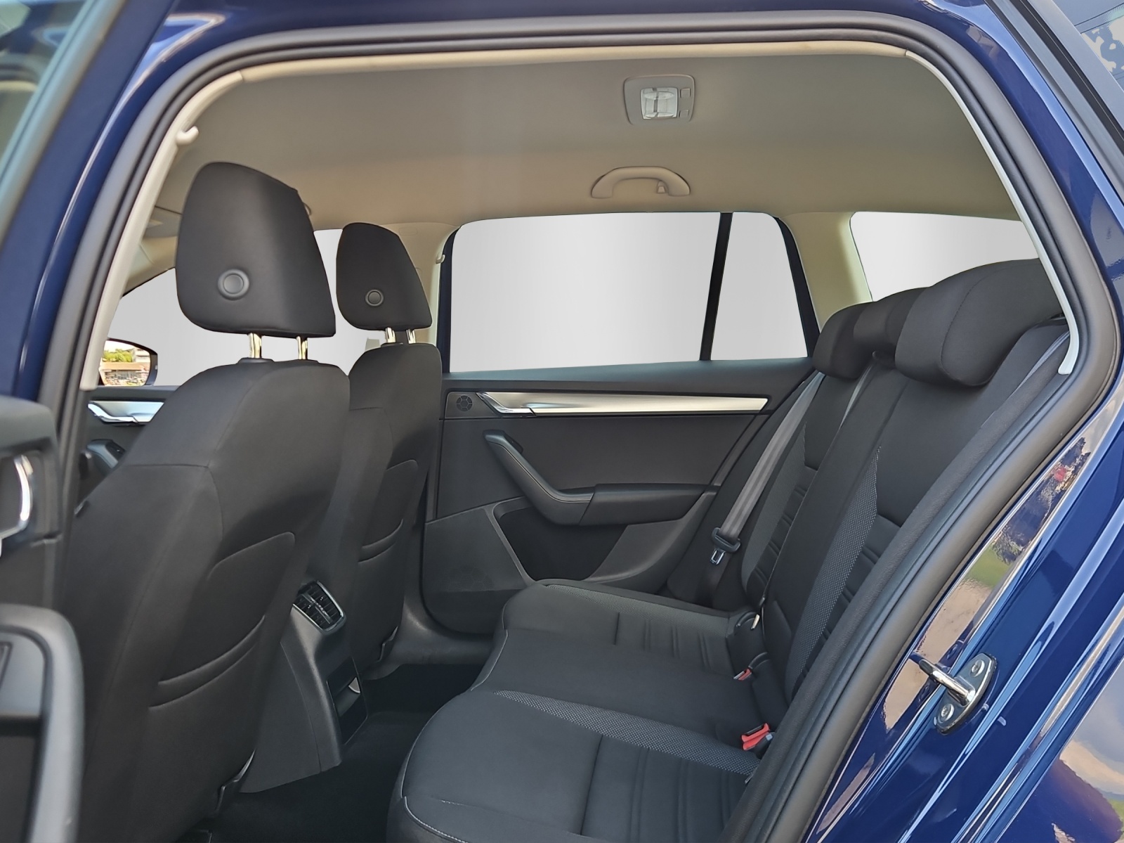 SKODA Octavia Combi 2.0 TDI Ambition 4x4-image-6