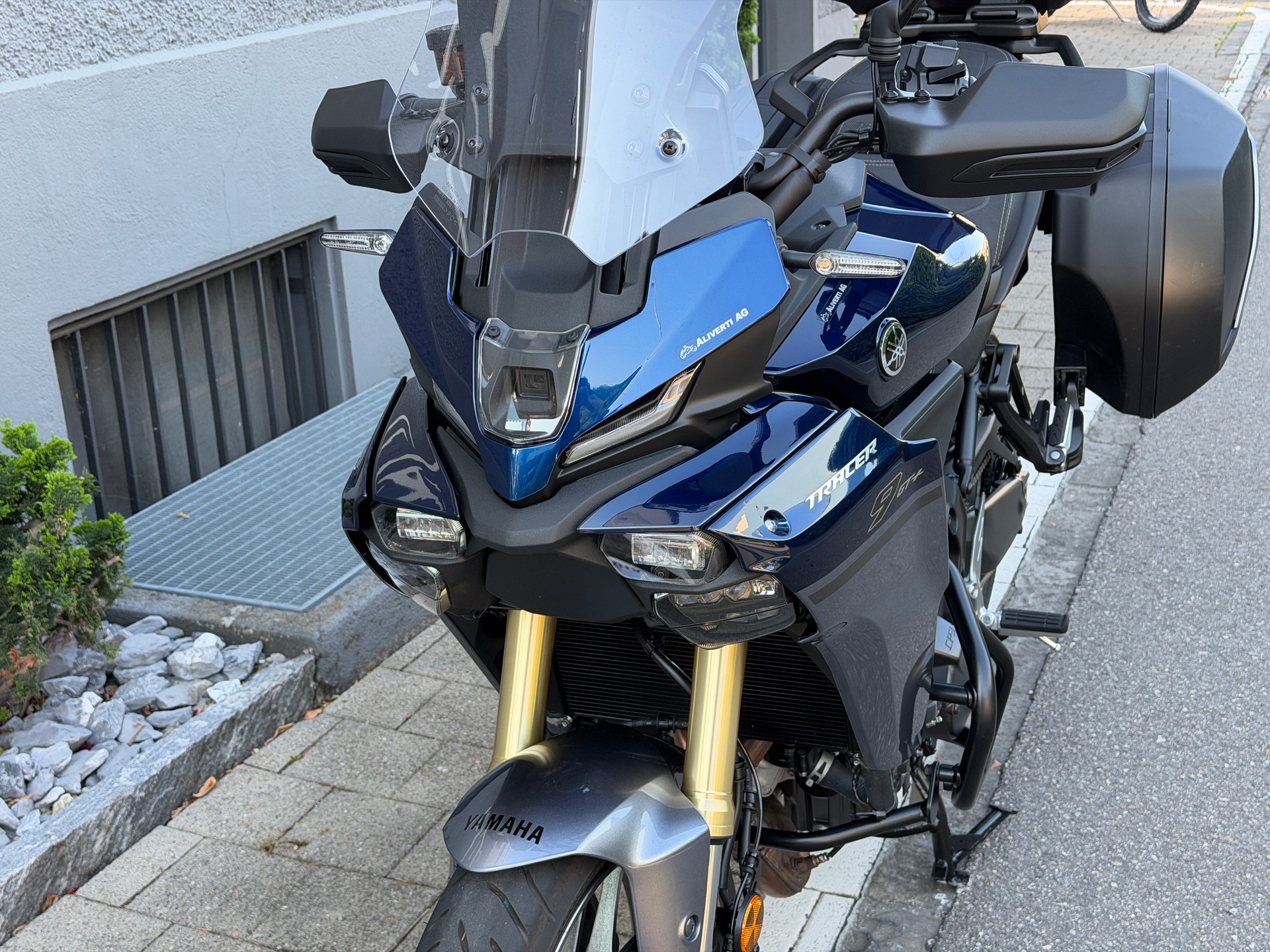 YAMAHA Tracer 9 GT+ Y-AMT-showroom-element-1