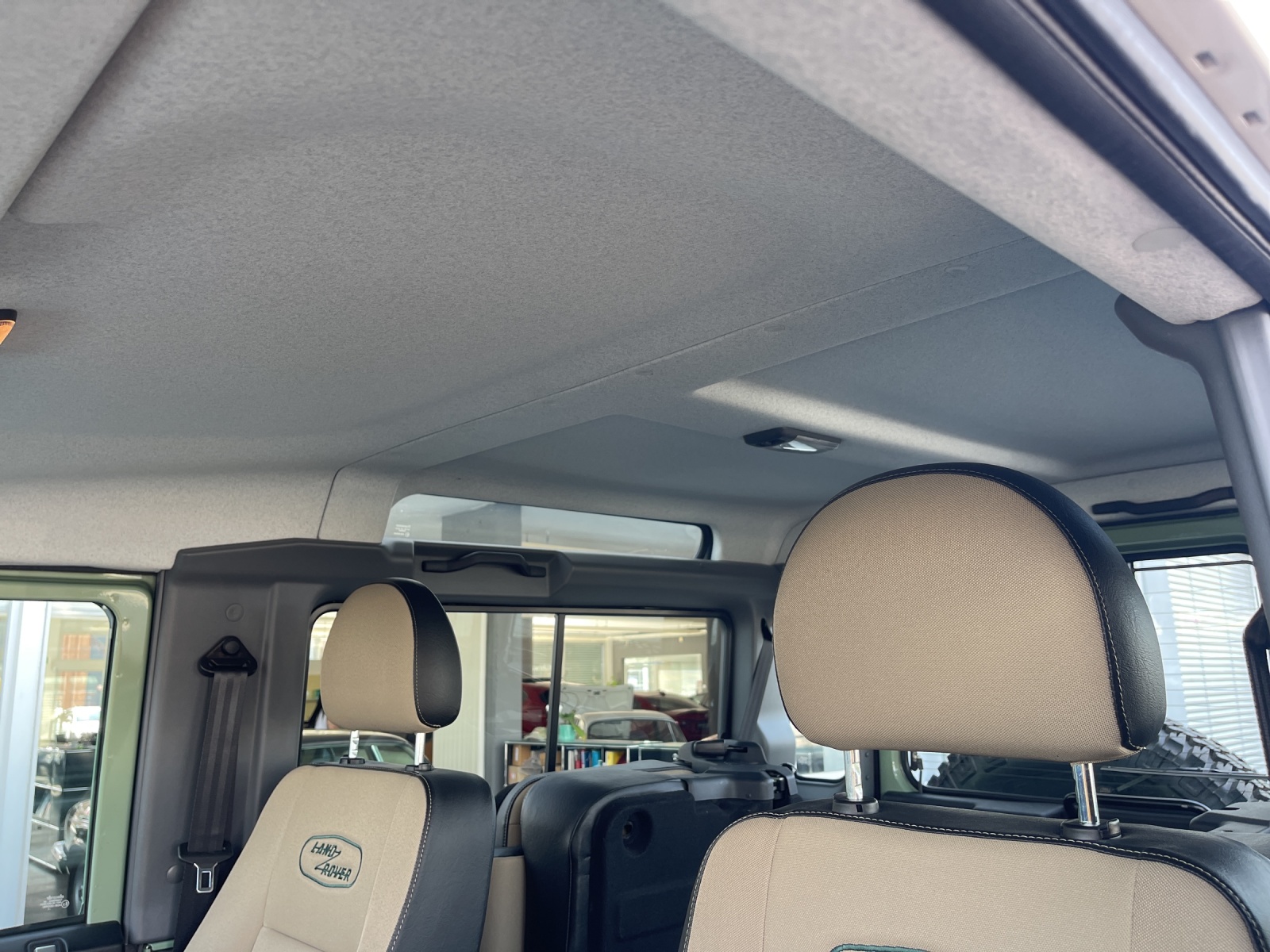 LAND ROVER Defender 90 2.2 TD4 Station Wagon Heritage-image-12