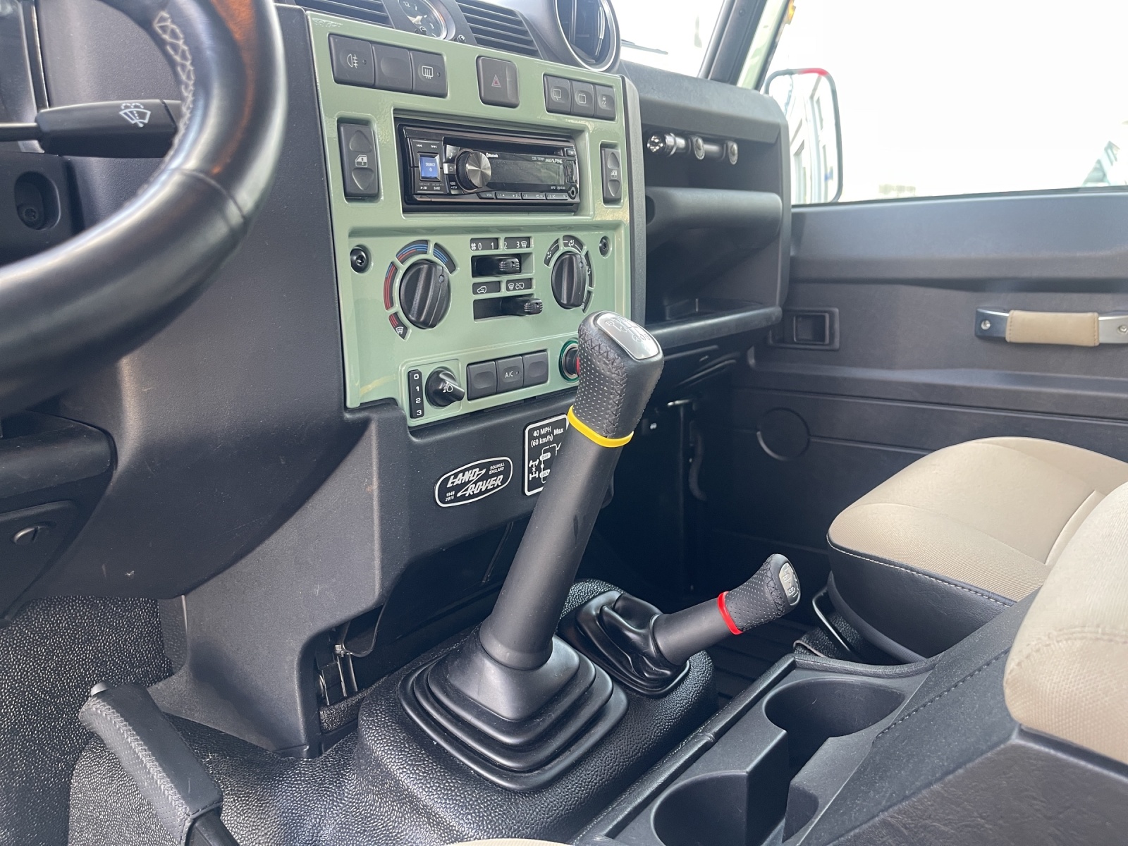 LAND ROVER Defender 90 2.2 TD4 Station Wagon Heritage-image-9