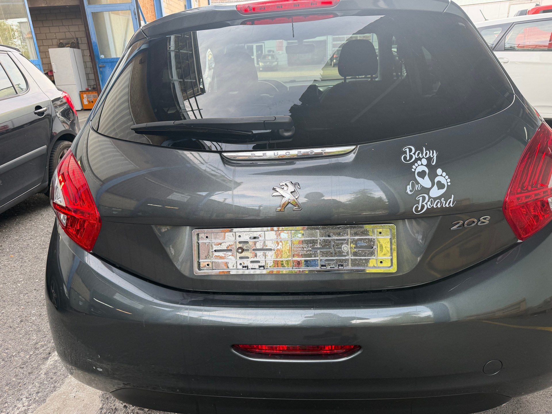 PEUGEOT 208 1.2 VTI Style-image-9