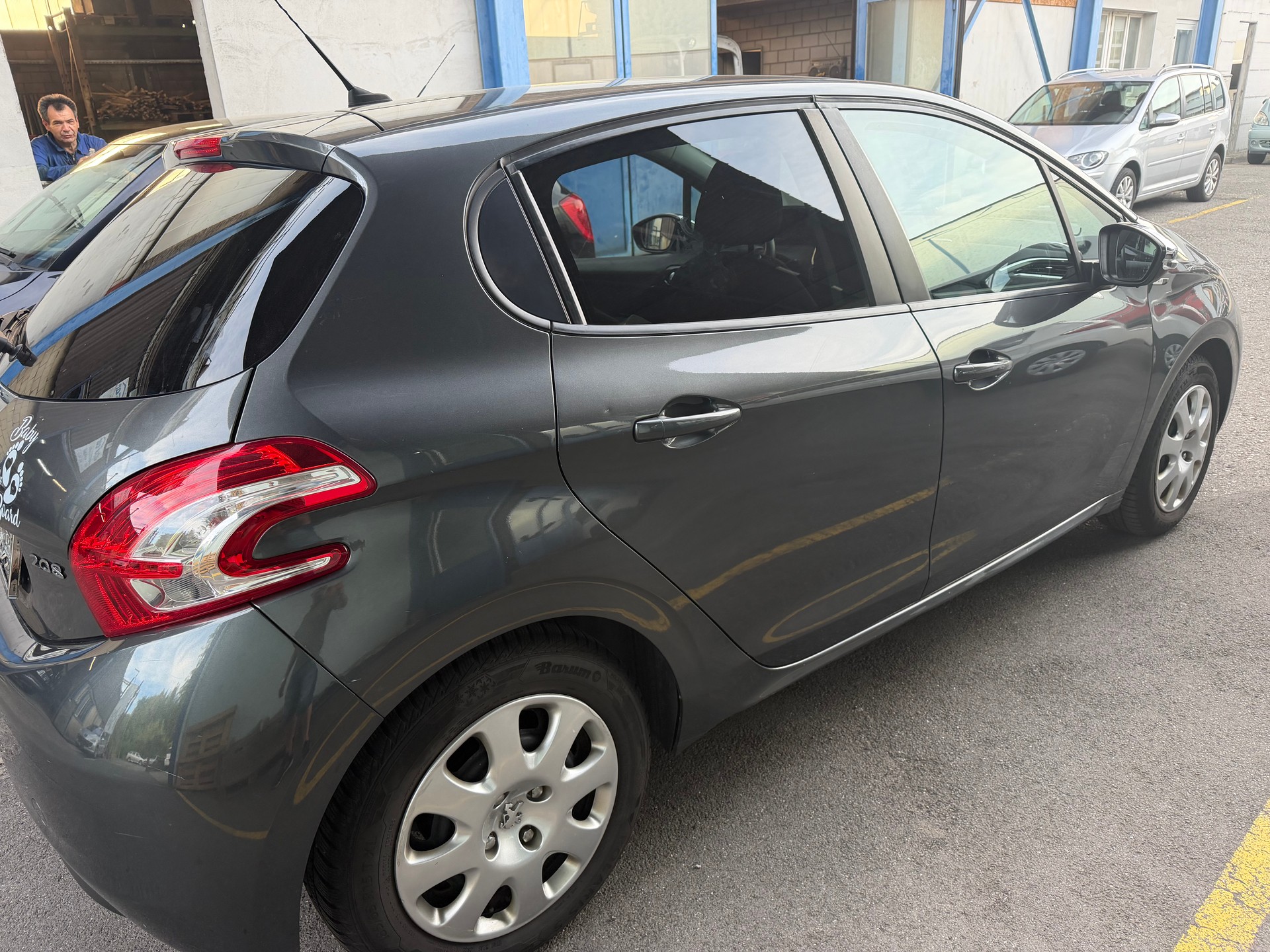 PEUGEOT 208 1.2 VTI Style-image-1