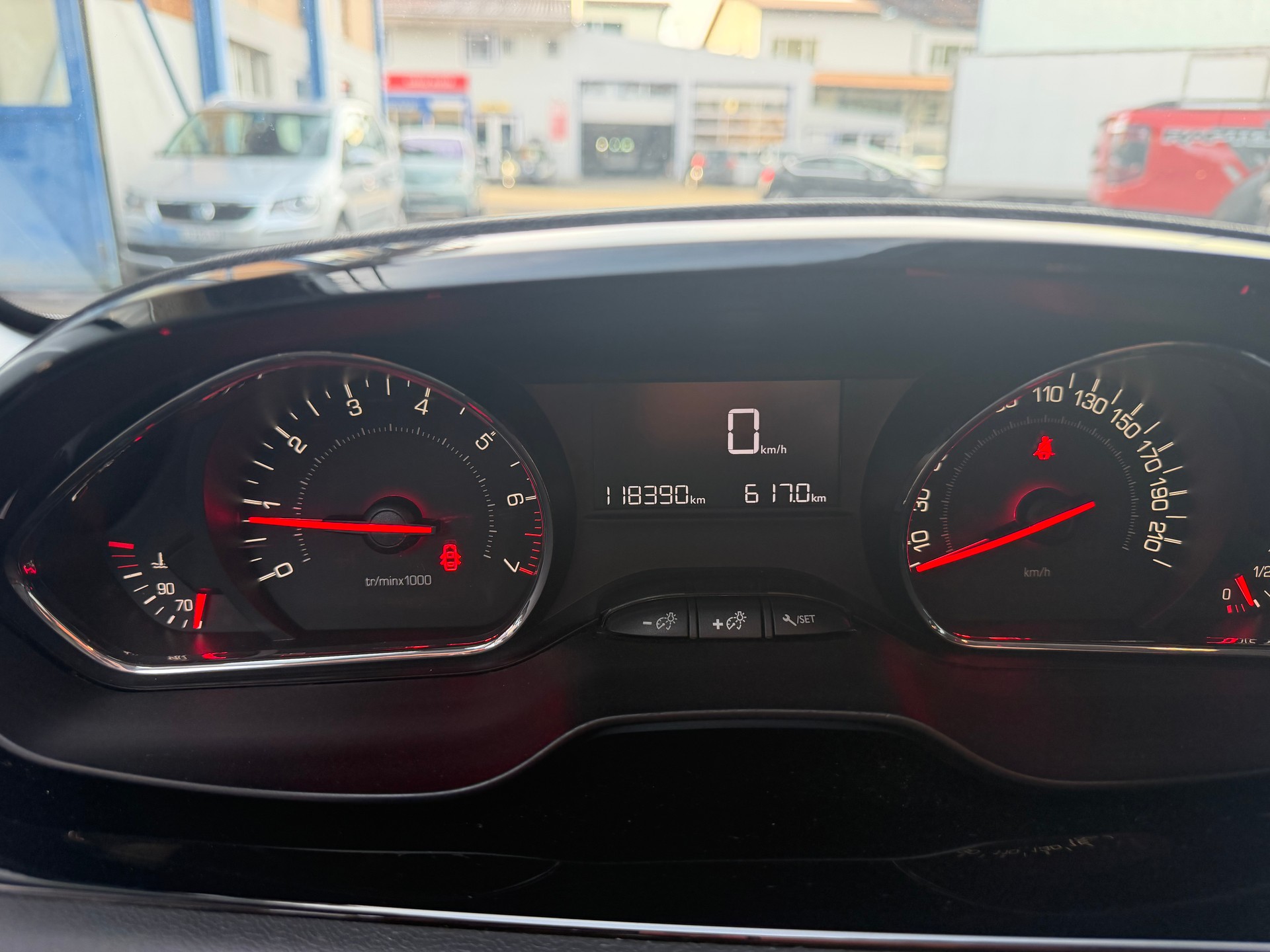 PEUGEOT 208 1.2 VTI Style-image-5