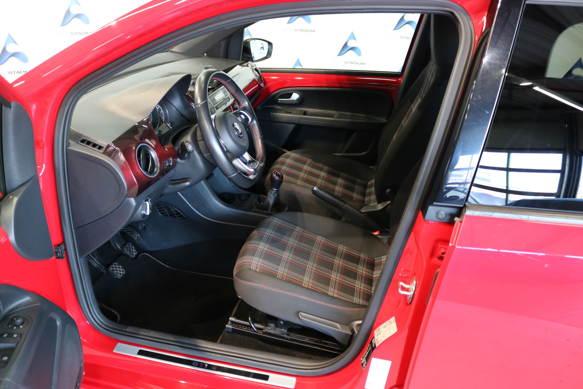 VW Up 1.0 TSI GTI-showroom-element-2