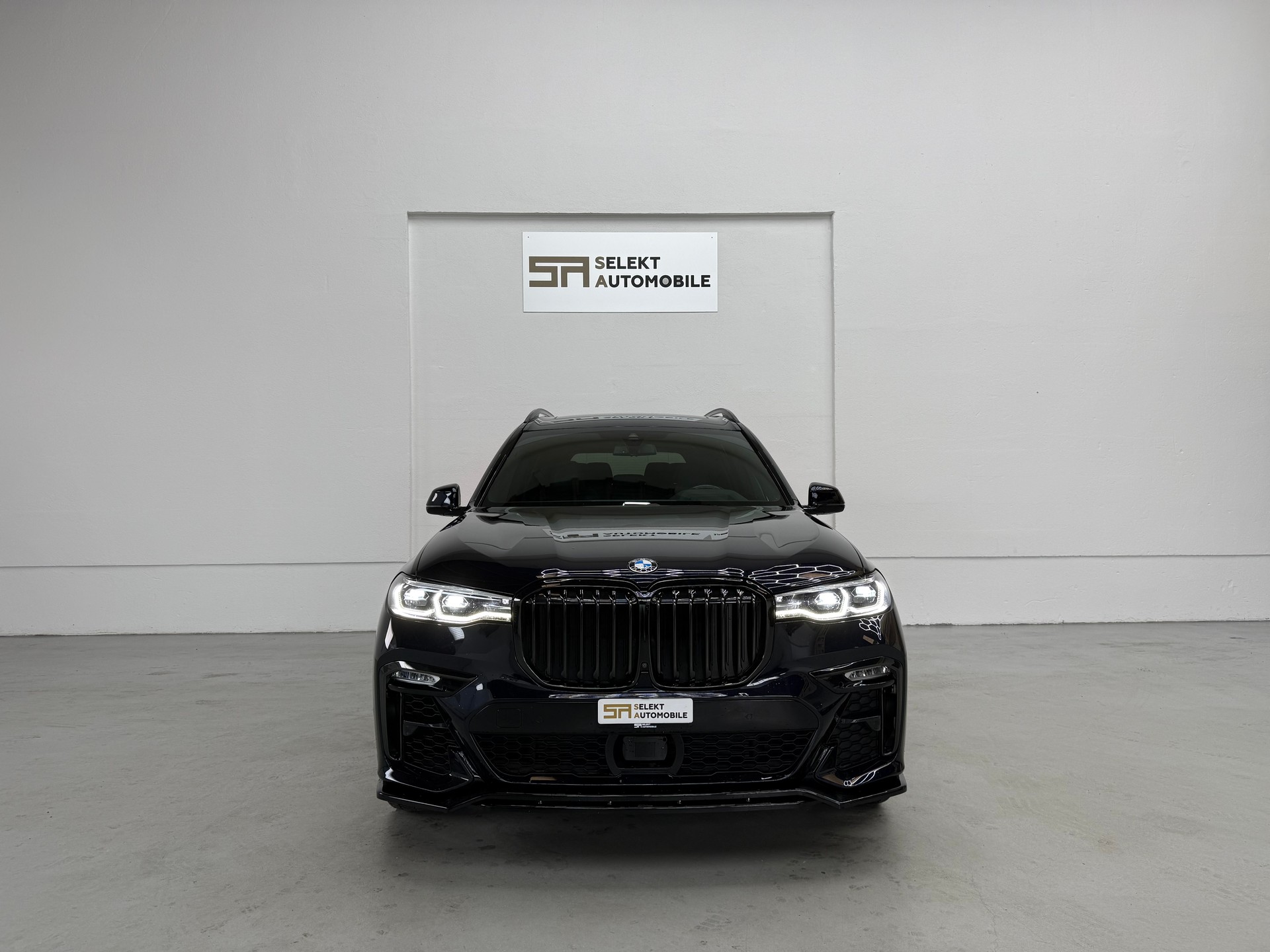BMW X7 xDrive M50i Steptronic-showroom-element-2
