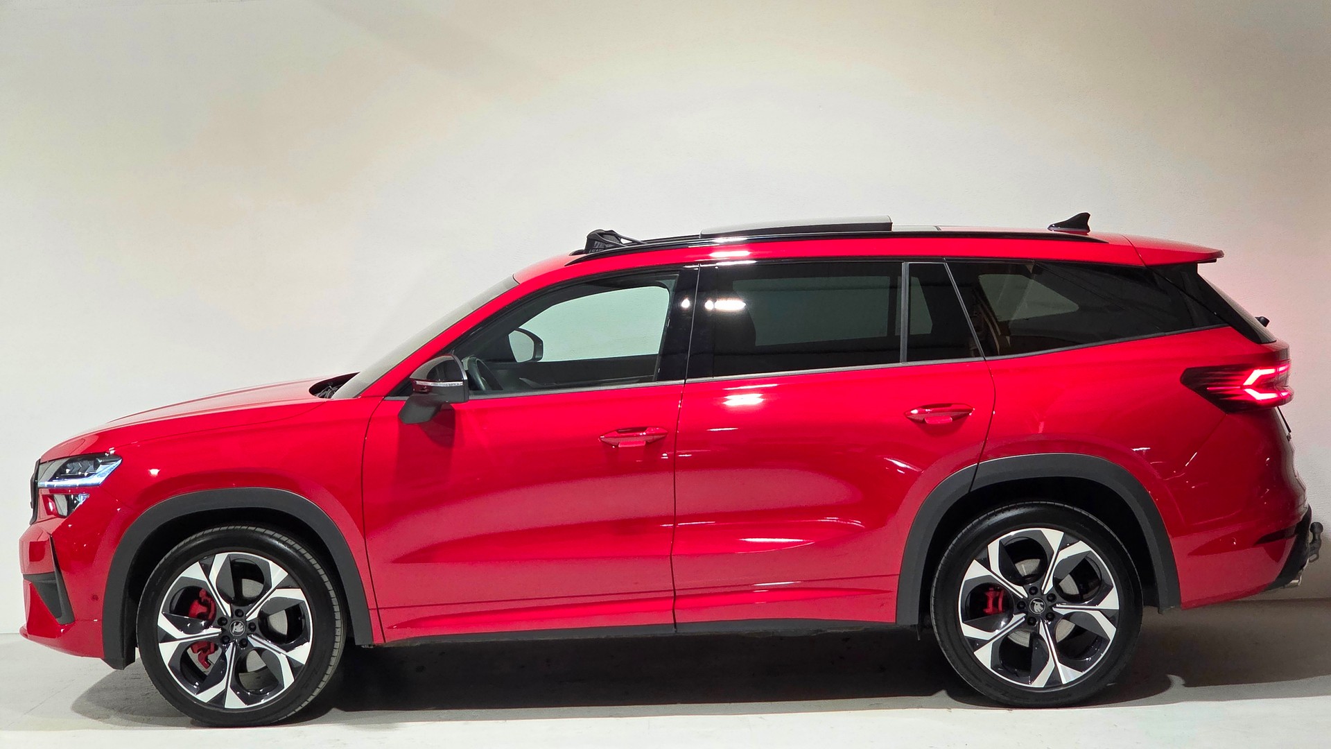 SKODA Kodiaq 2.0 TSI RS 4x4 7Plätzer Standheizung Sitzlüftung Lederausstattung Head Up uvm.-showroom-element-1