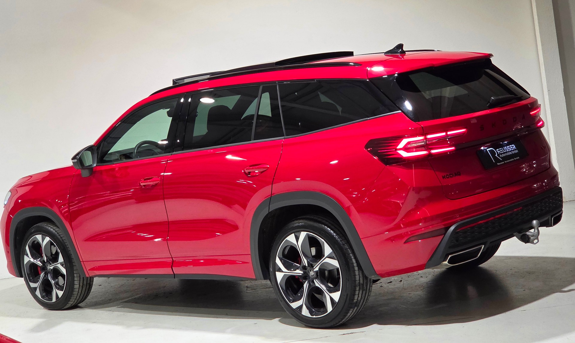 SKODA Kodiaq 2.0 TSI RS 4x4 7Plätzer Standheizung Sitzlüftung Lederausstattung Head Up uvm.-showroom-element-2