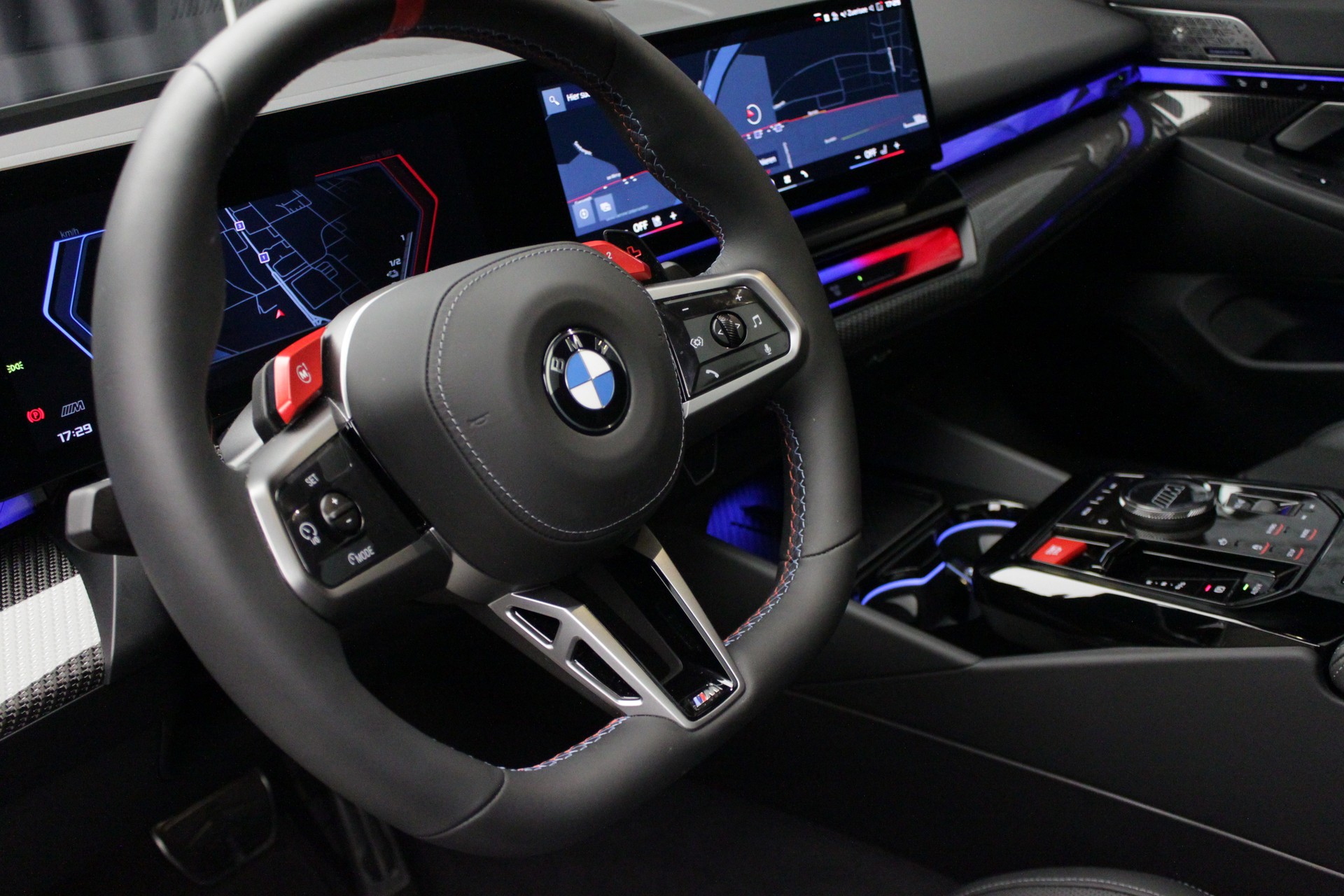 BMW M5 xDrive Touring-image-24
