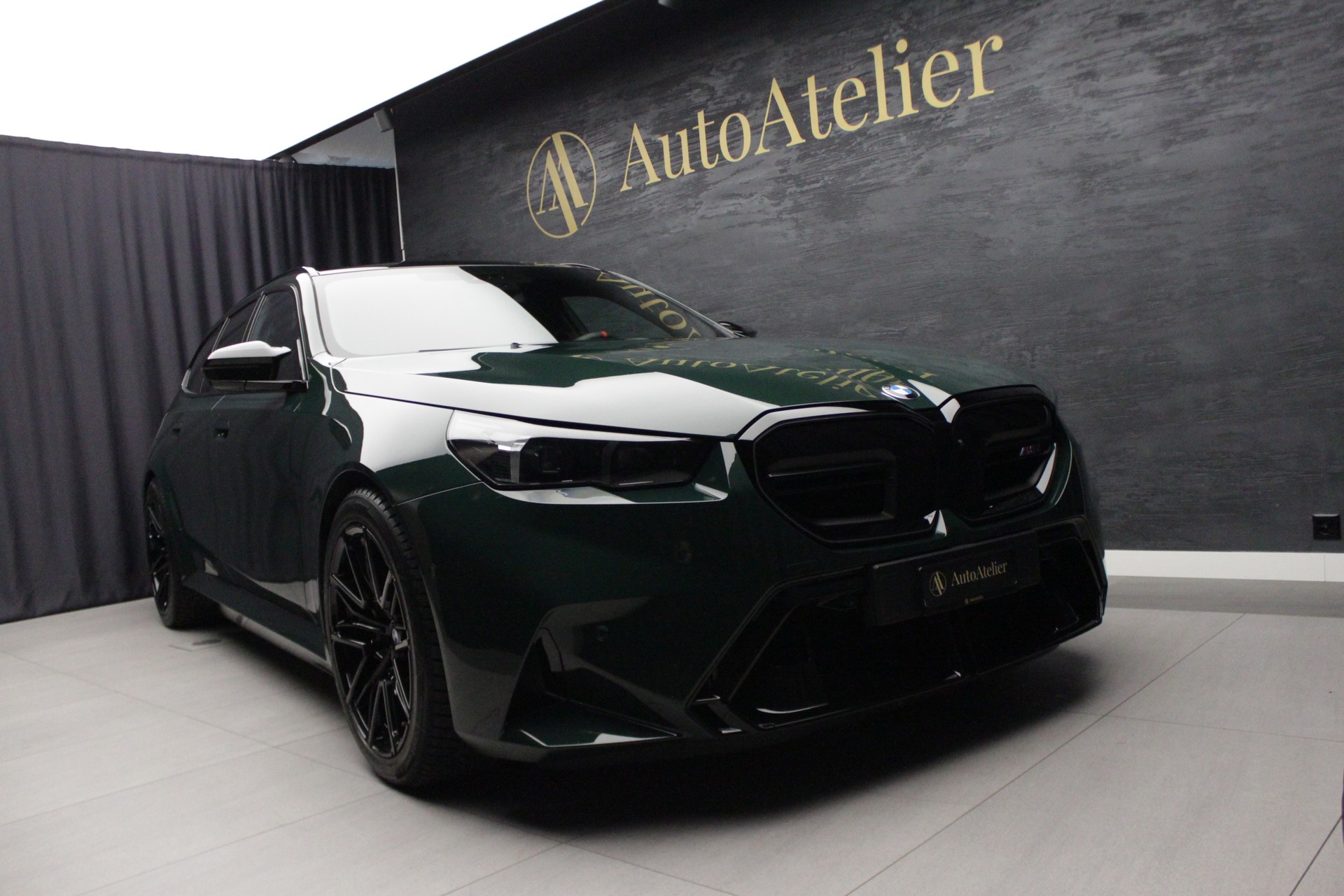 BMW M5 xDrive Touring-showroom-element-2