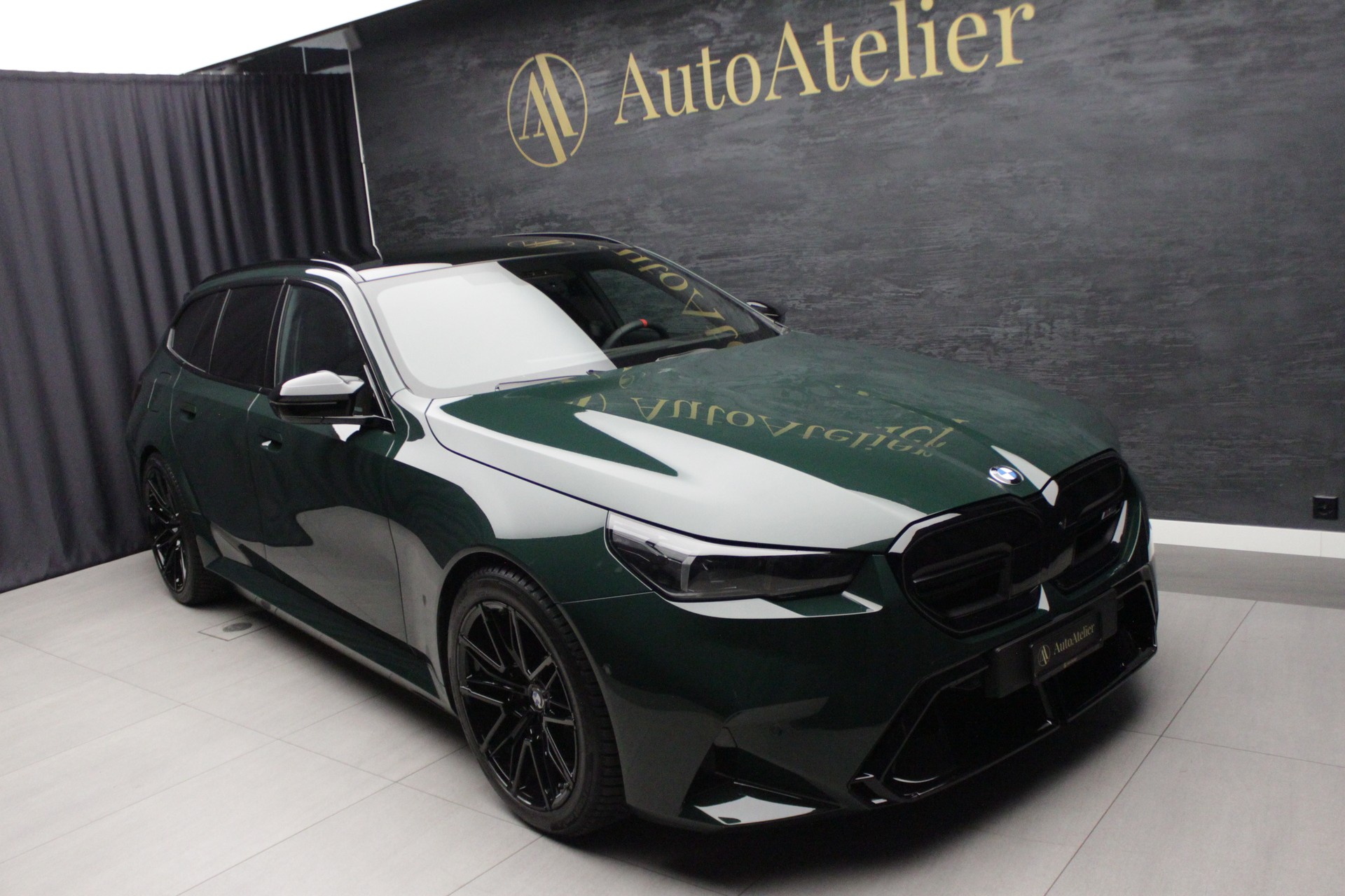 BMW M5 xDrive Touring-showroom-element-1