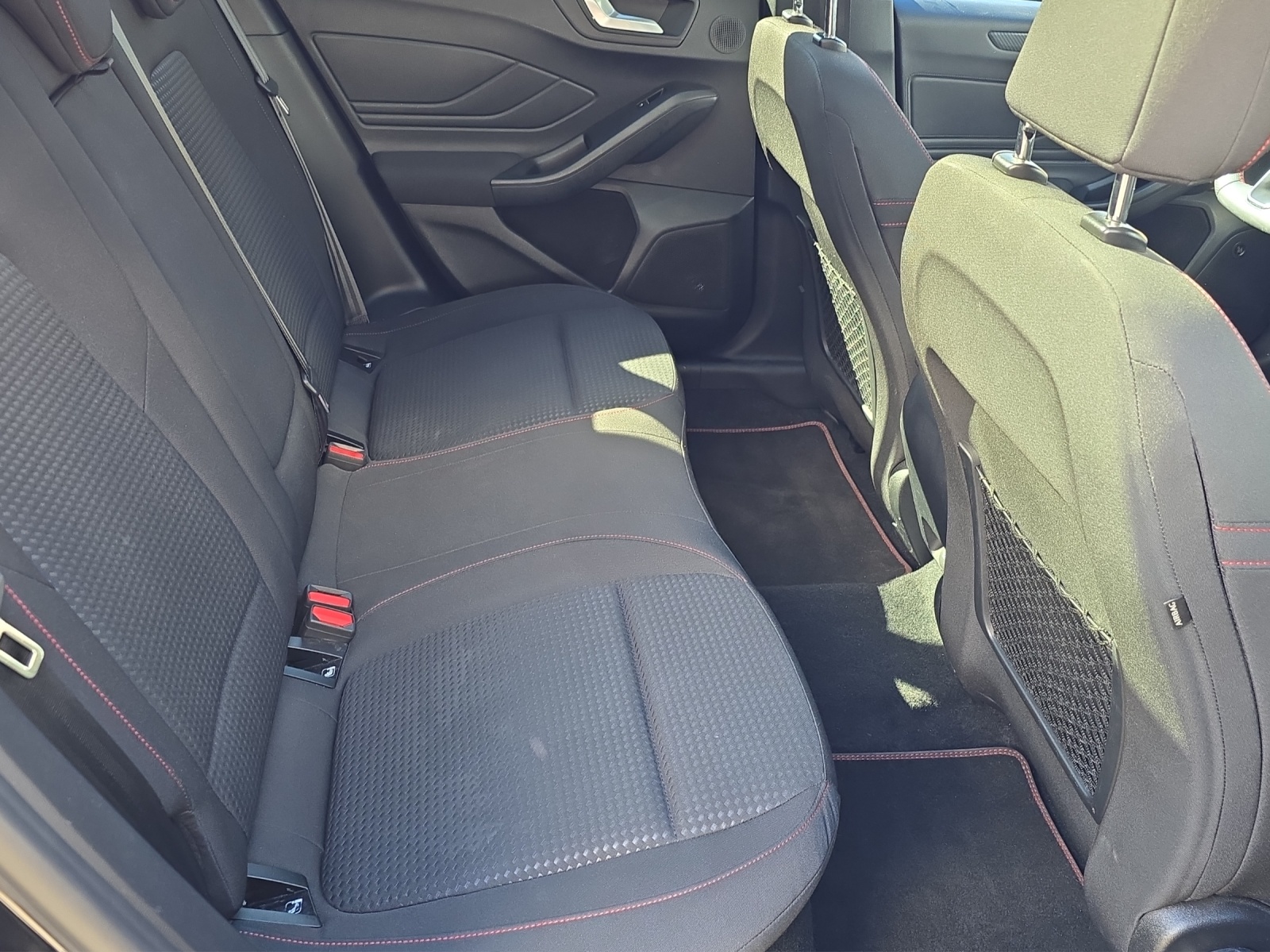 FORD Focus Station Wagon 1.5i EcoB SCTi 150 ST-Line-image-12