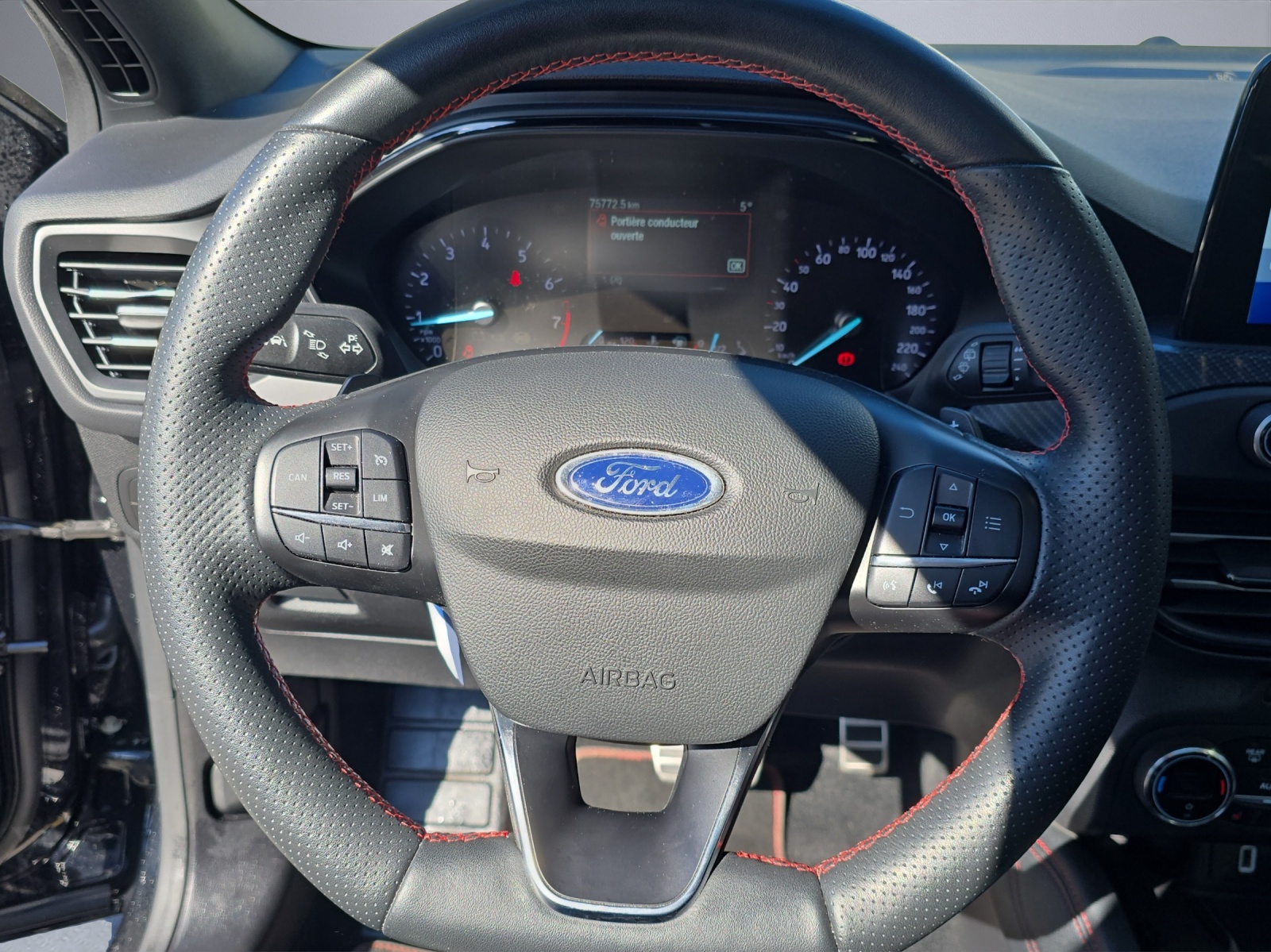 FORD Focus Station Wagon 1.5i EcoB SCTi 150 ST-Line-image-5