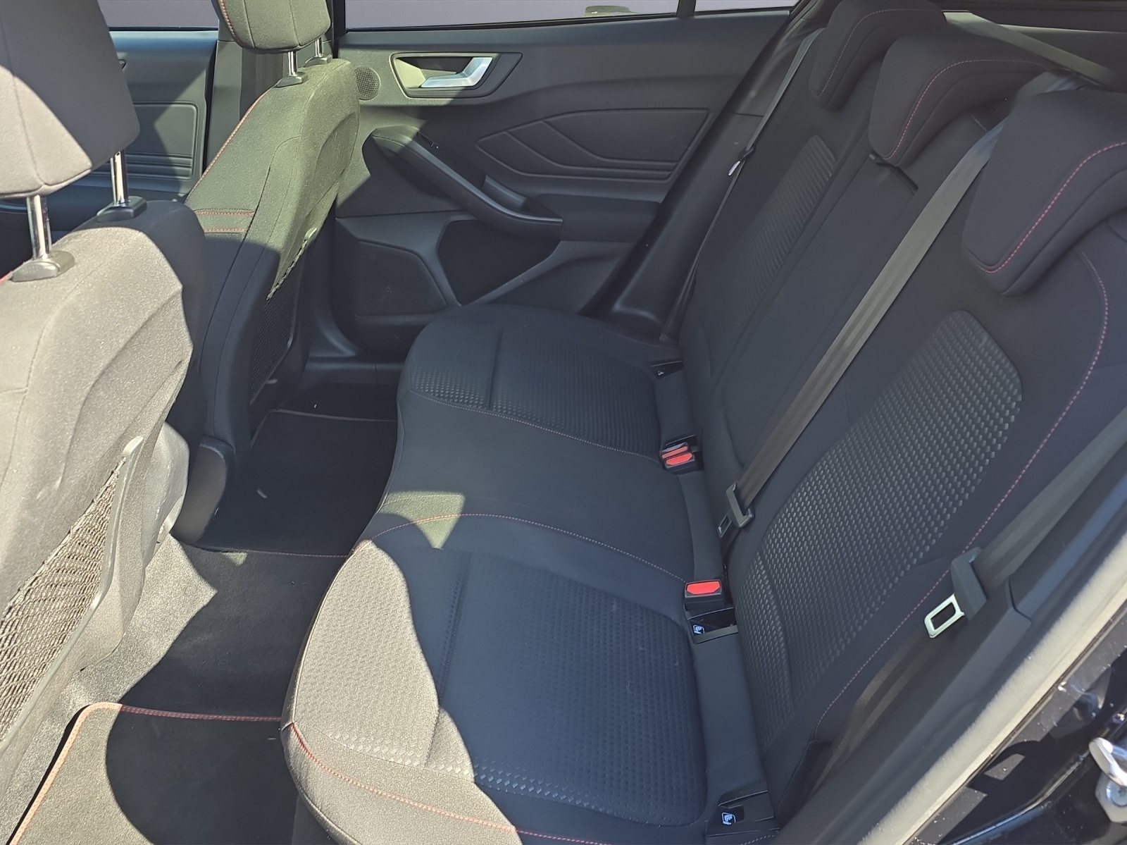 FORD Focus Station Wagon 1.5i EcoB SCTi 150 ST-Line-image-7