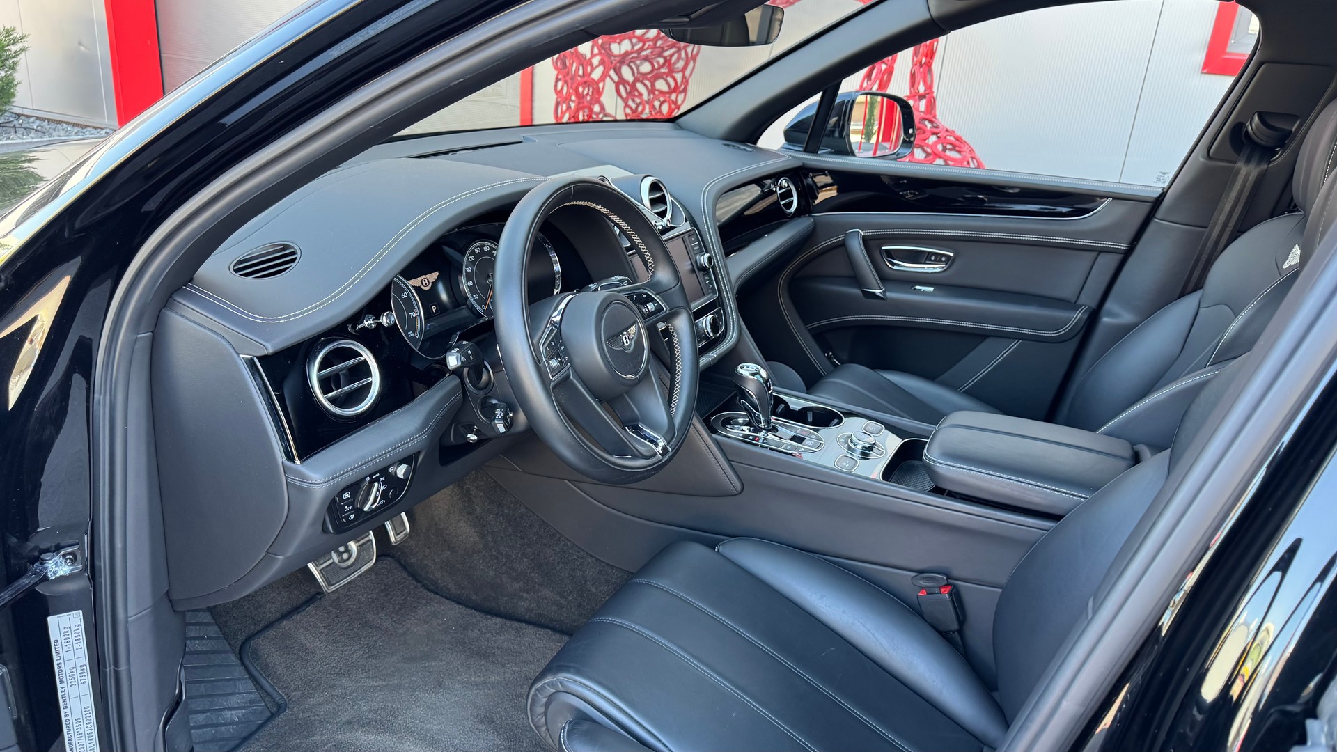 BENTLEY Bentayga V8-image-9