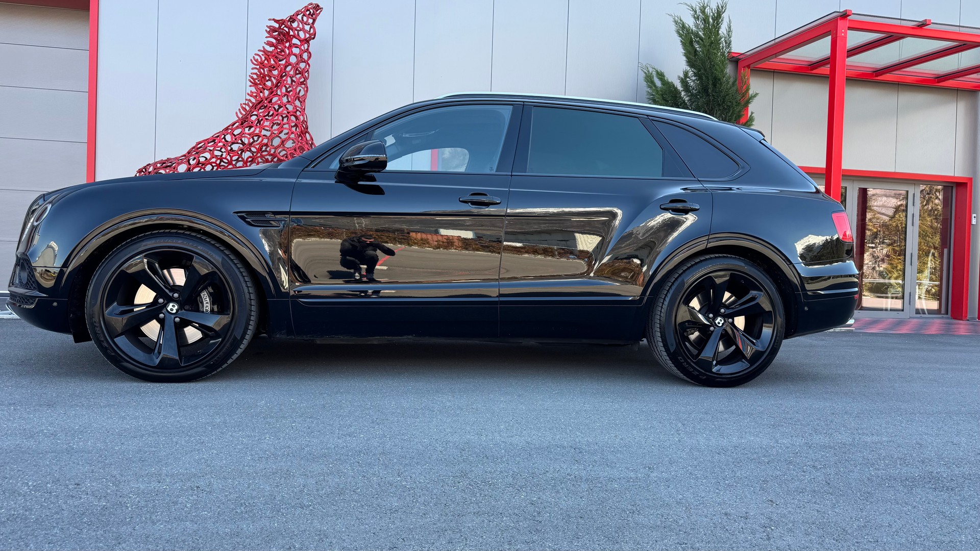 BENTLEY Bentayga V8-showroom-element-1